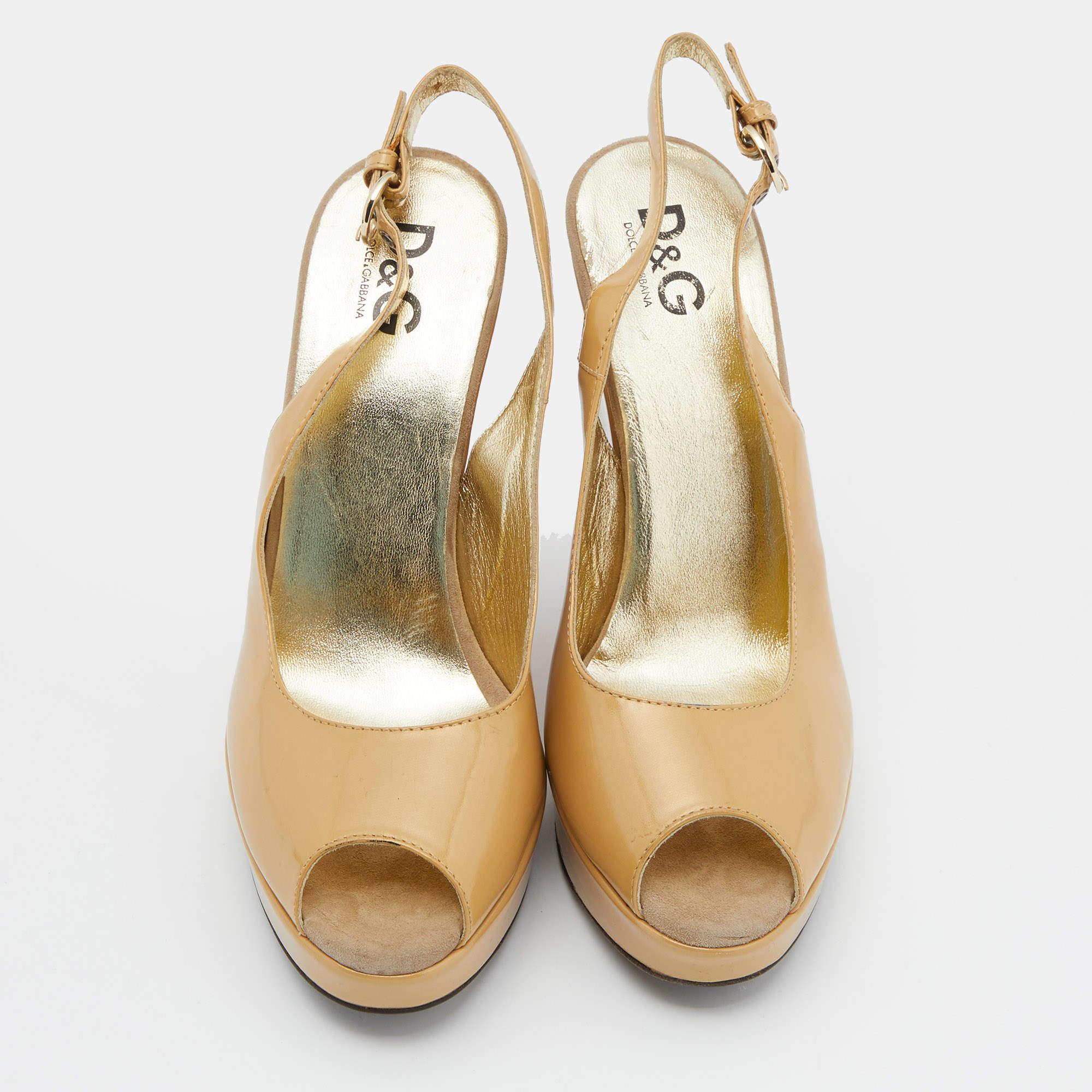 D.G. Beige Patent Leather Peep Toe Slingback Wedge Sandals Taglia 38.5 In condizioni buone in vendita a Dubai, Al Qouz 2