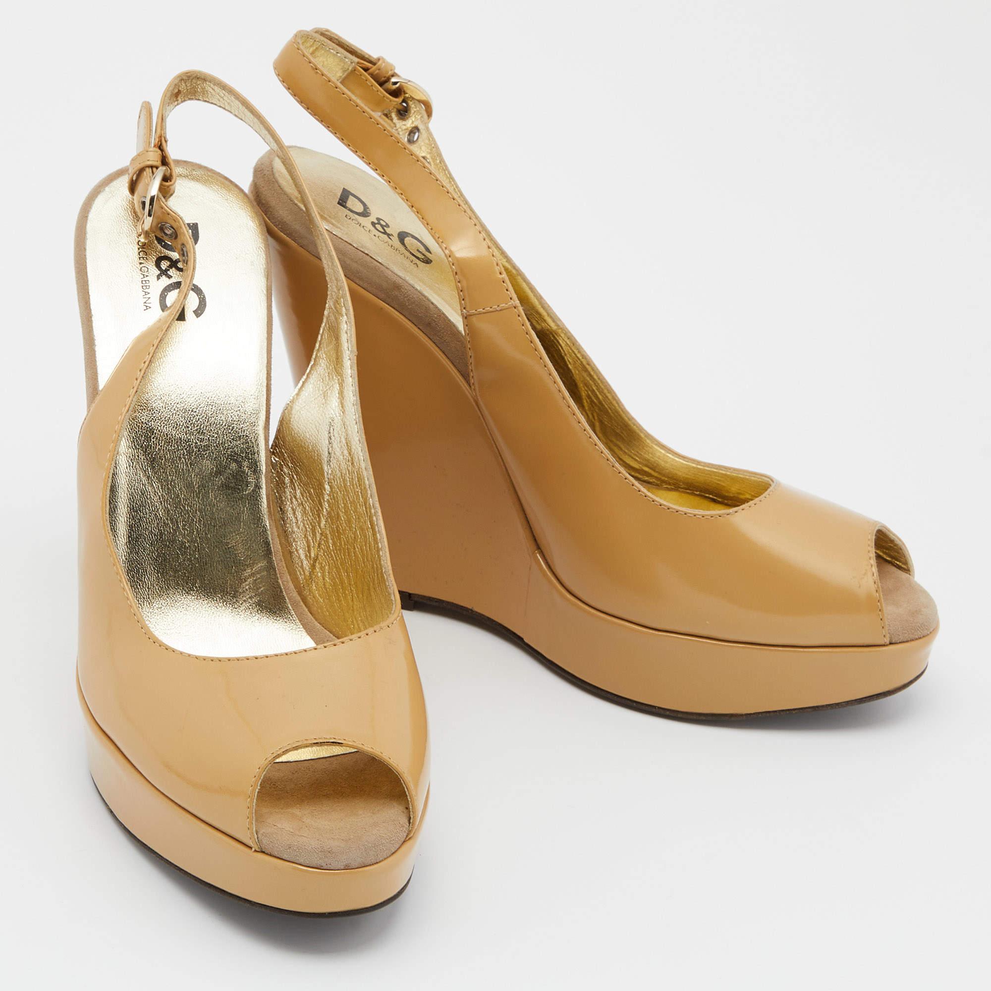 Donna D.G. Beige Patent Leather Peep Toe Slingback Wedge Sandals Taglia 38.5 in vendita