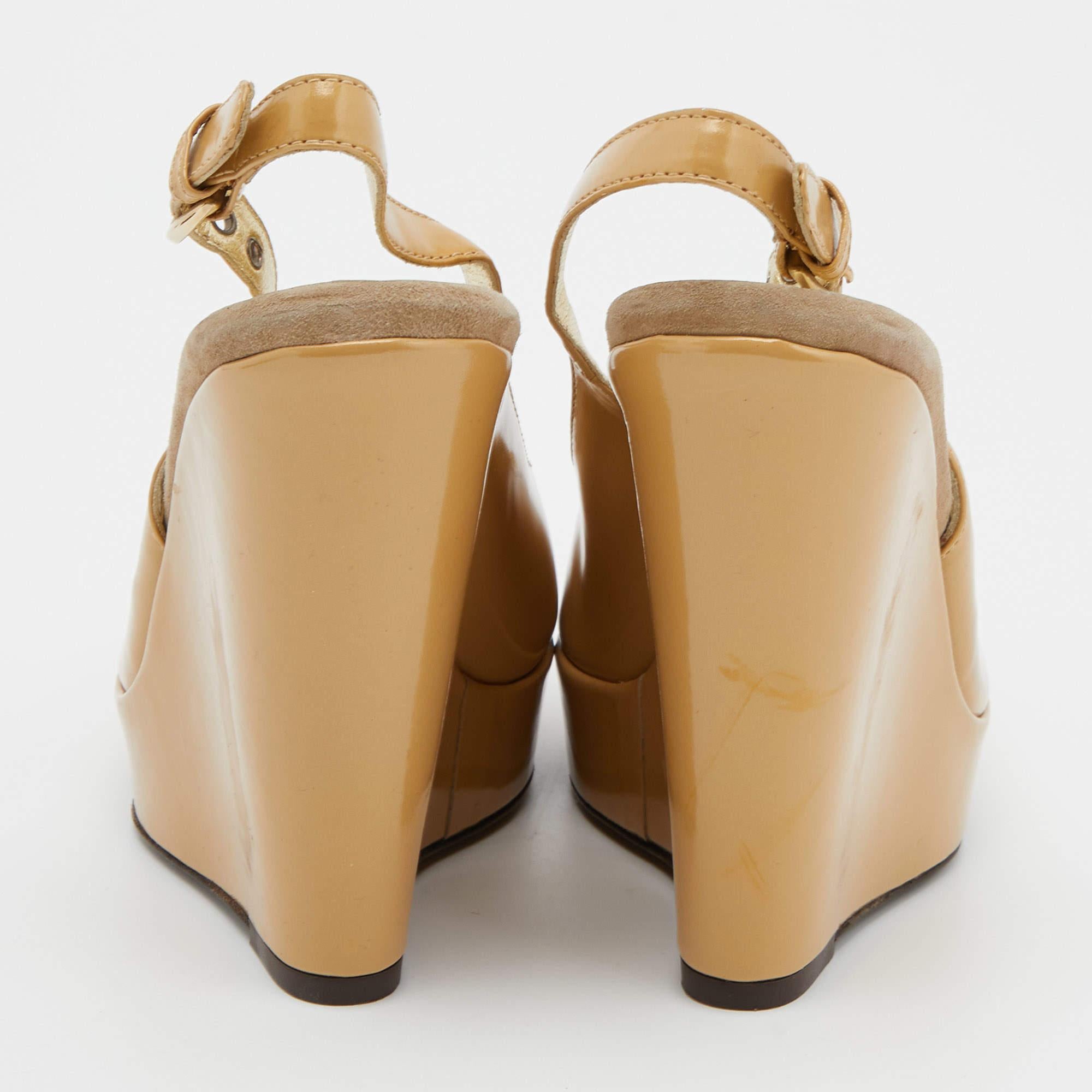 D.G. Beige Patent Leather Peep Toe Slingback Wedge Sandals Taglia 38.5 in vendita 1
