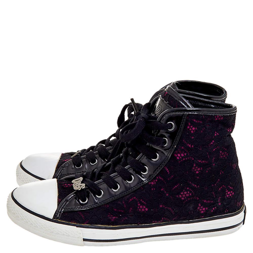 The House of D&G brings class and luxury to your outfit with these sneakers. They are made from black patent leather and lace into a high-top silhouette. They flaunt lace-up on the vamps, black-toned fittings, and tough rubber soles. Get these