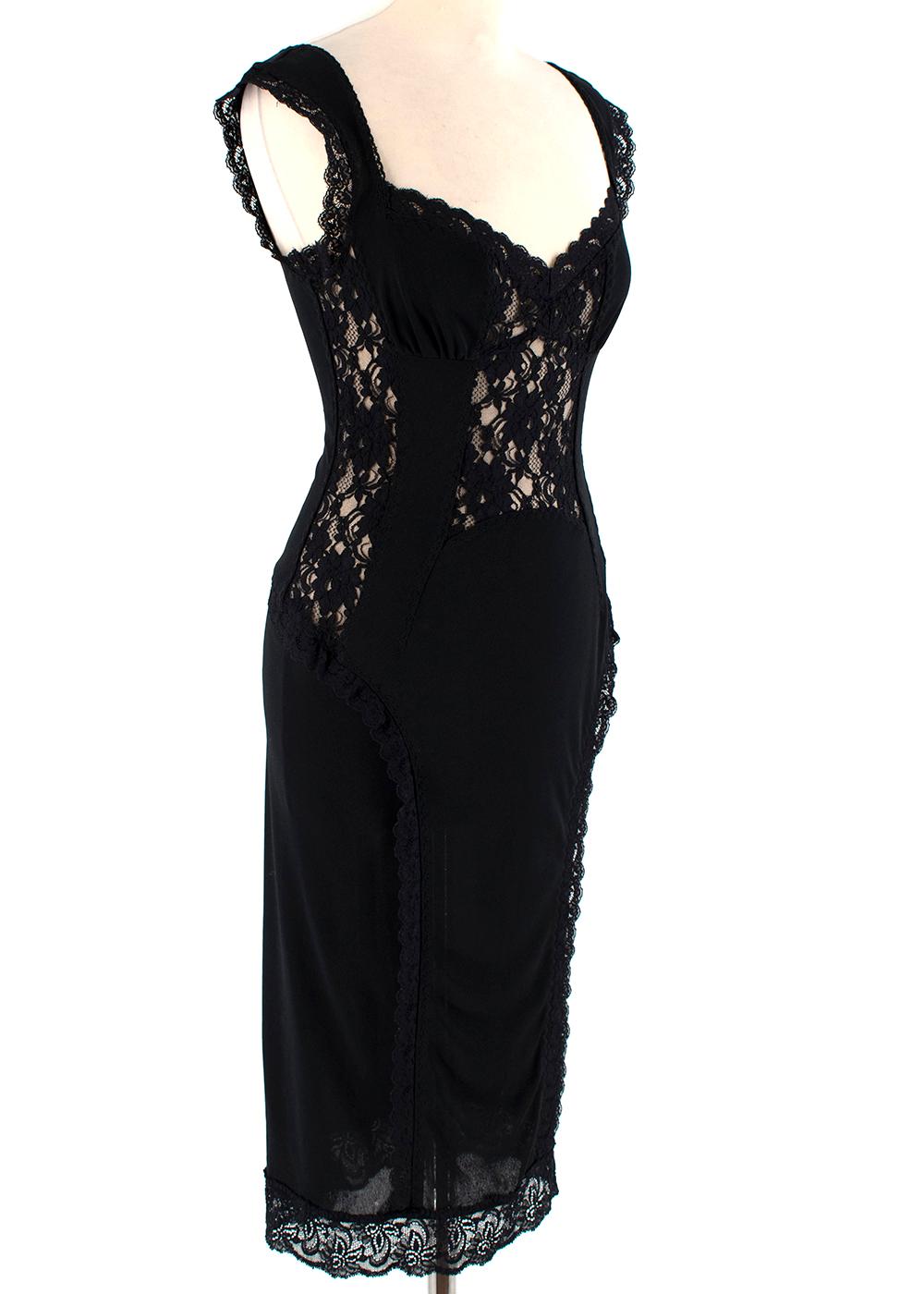 Dolce&Gabbana Schwarzes Midikleid aus Spitze 

-Knielänge
-Spitze Details 
-Unsichtbarer Reißverschluss (hinten) mit Haken und Ösen

ES GIBT KEIN GRÖSSEN-/PFLEGEETIKETT, ABER BASIEREND AUF DER ÜBLICHEN GRÖSSE DES VIP-VERKÄUFERS UND UNSEREN