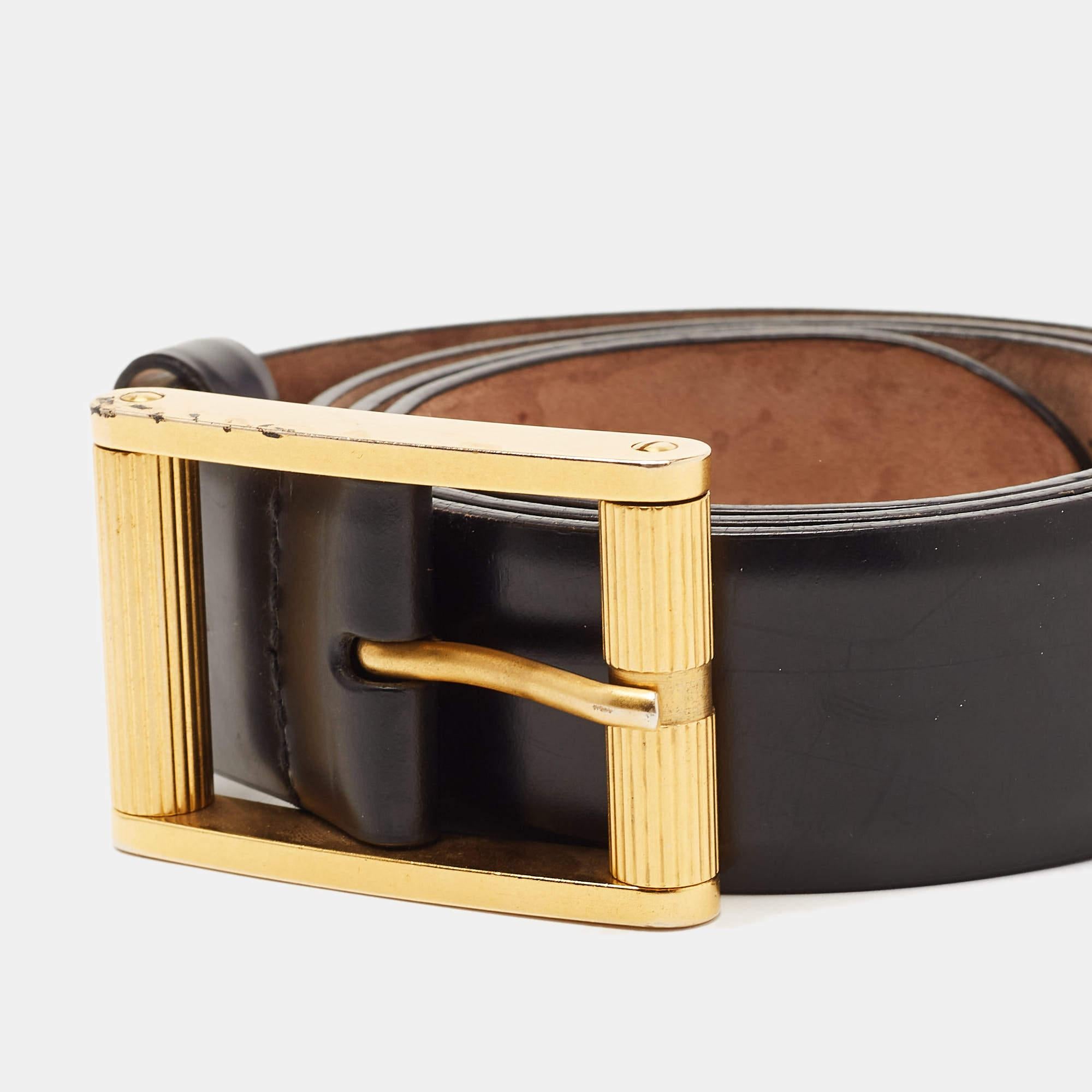 Dieser D&G-Gürtel ist ein unverzichtbares Accessoire, das Sie noch heute zu Ihrer klassischen Kollektion hinzufügen können. Dieser strapazierfähige Gürtel ist aus schwarzem Leder gefertigt und mit einer schmalen goldfarbenen Dornschließe versehen.

