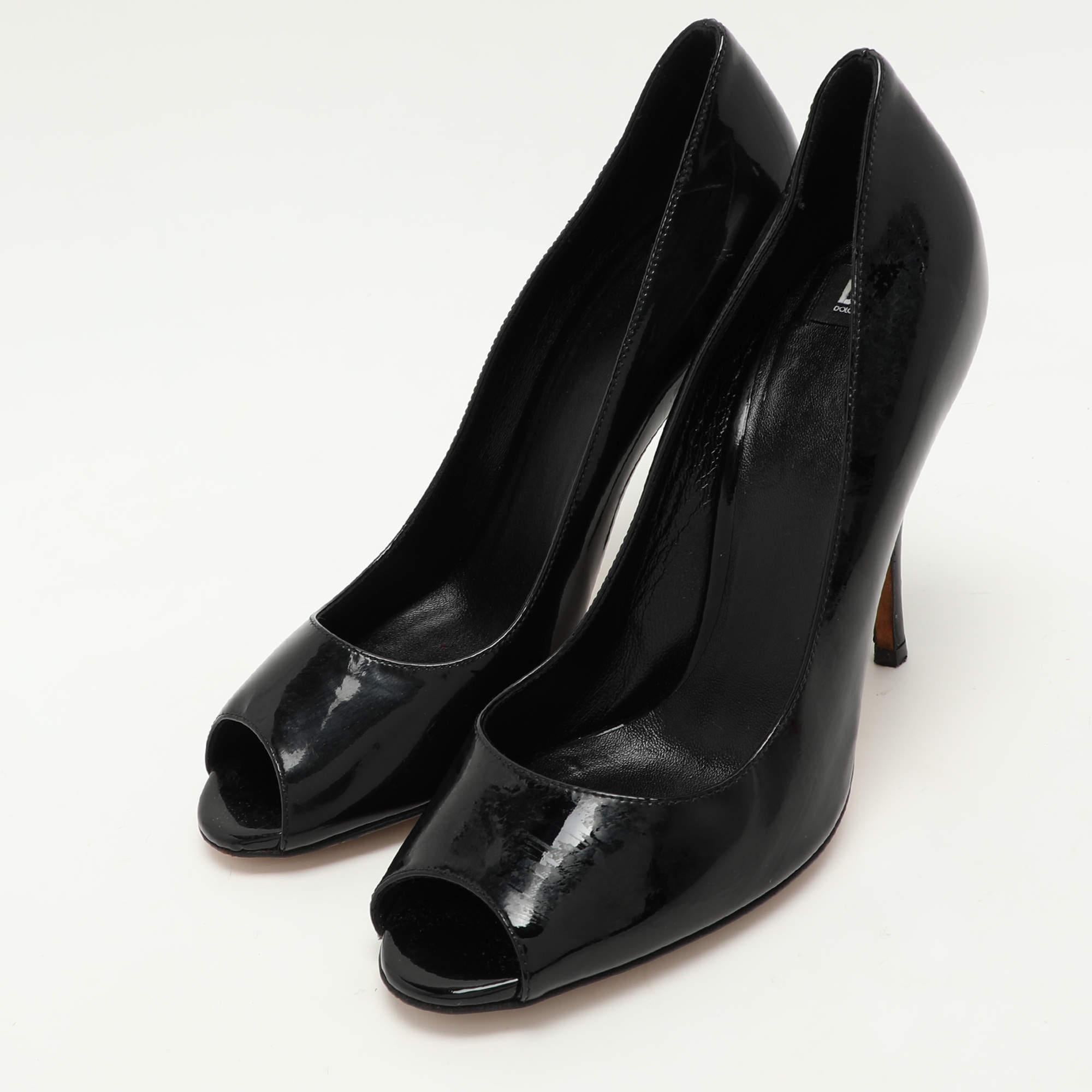 Curvaceous arches  a feminine appeal  and a well built structure define this set of designer pumps. Coming with comfortable insoles and sleek heels  style them with your favorite outfits.