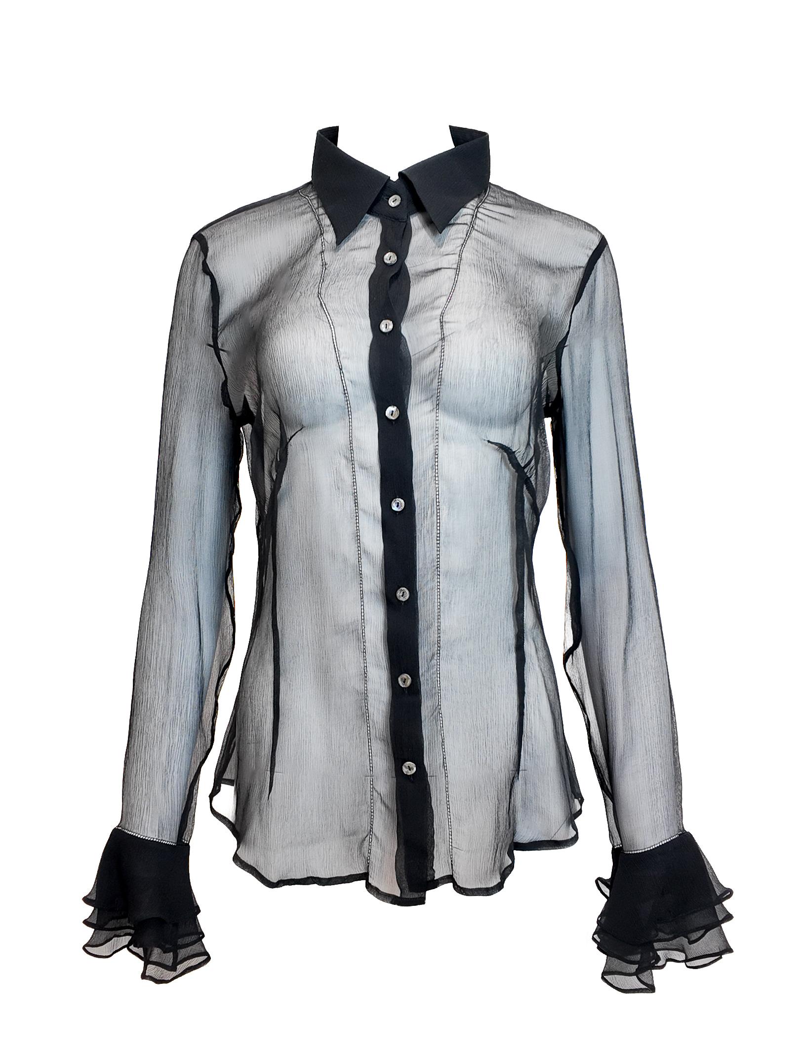 Questa camicetta D&G Black Sheer Button Down è caratterizzata da delicate maniche a balze e da un tessuto trasparente che bilancia la semplicità con la sensualità. Perfetto per un look elegante da sera o da indossare sotto uno smoking della nostra