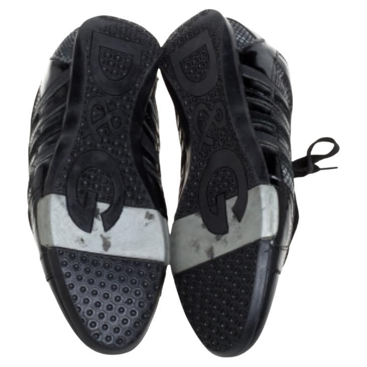 Casual outings will now get a stylish update with these low top sneakers from D&G. The black sneakers are crafted from snakeskin-effect leather and patent leather, detailed with brand logo plaques and lace-ups, and endowed with comfortable insoles.