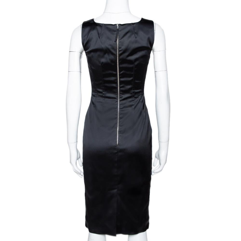 This creation from D&G is so perfect it will not only give you a fabulous fit but will also lift your spirits because wearing good clothes can give one a pleasant feeling. Designed with a square neckline and a back zipper, this fitted dress can be