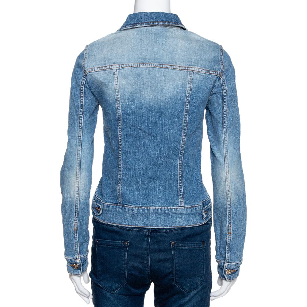 Get that classic yet fashionable look in this D&G denim jacket. It is blue in color and is characterised by a simple silhouette that will complement all your looks effortlessly. This cotton jacket is complete with front button fastenings and long