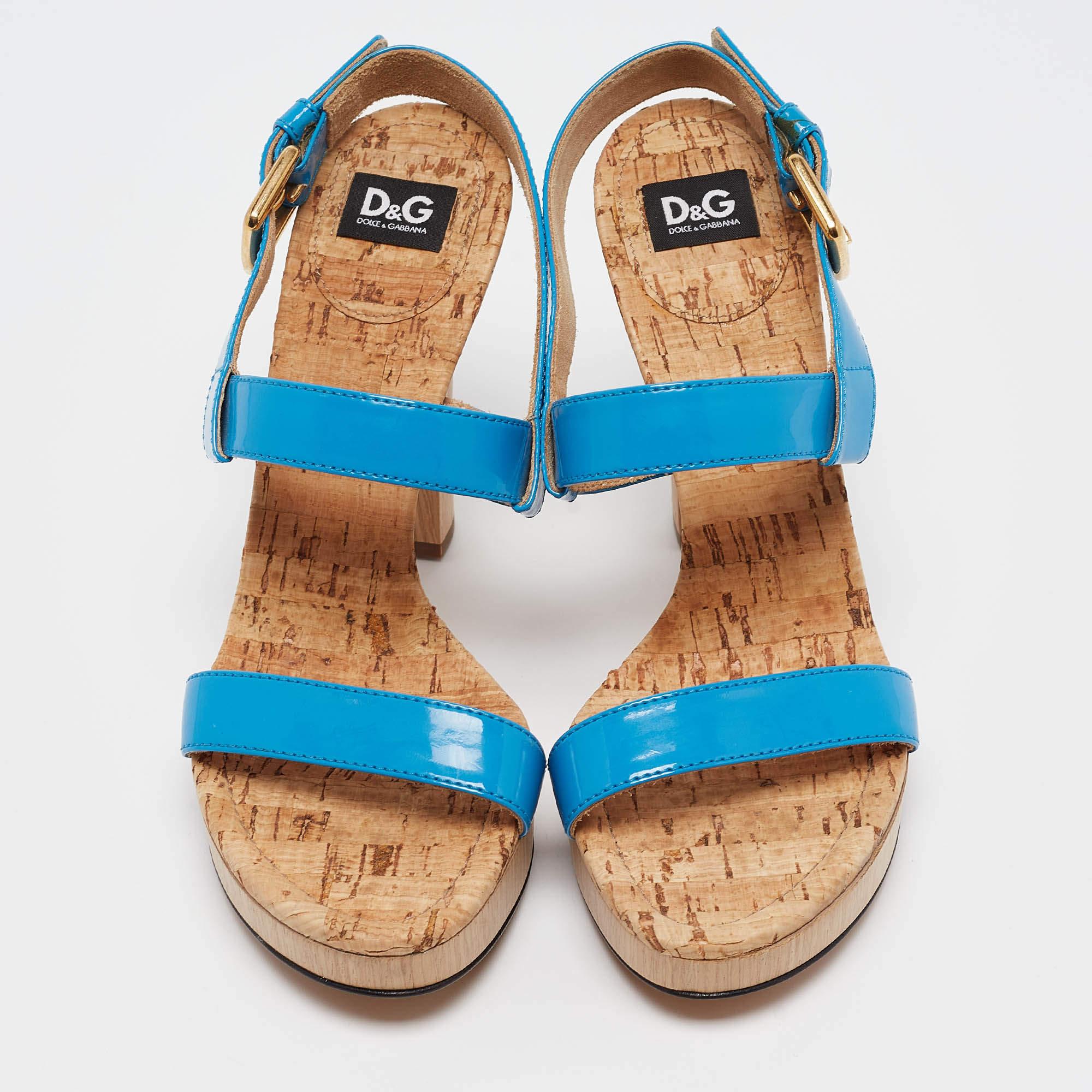 Sandalias con correa en el tobillo de charol azul de D&G talla 37,5 Beige en venta