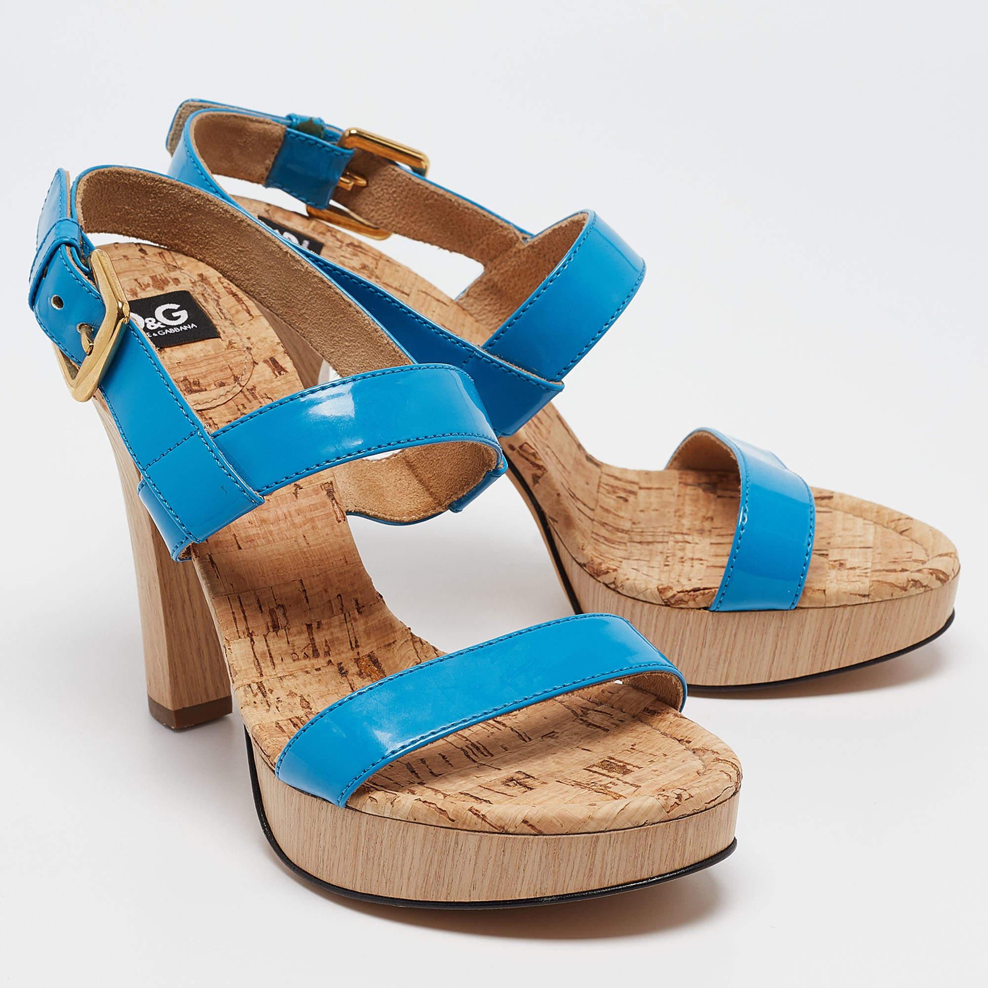 Sandalias con correa en el tobillo de charol azul de D&G talla 37,5 en Excelente estado para la venta en Dubai, Al Qouz 2