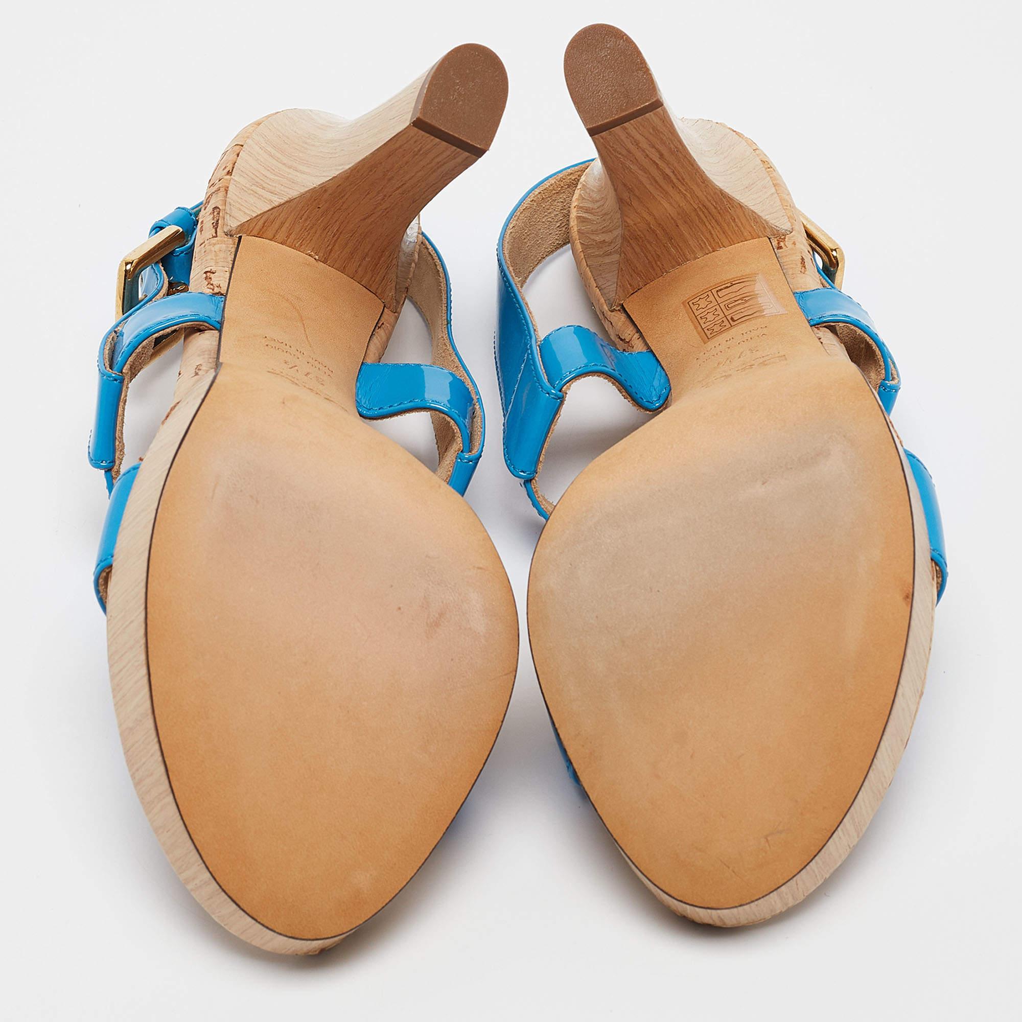 Sandalias con correa en el tobillo de charol azul de D&G talla 37,5 en venta 1