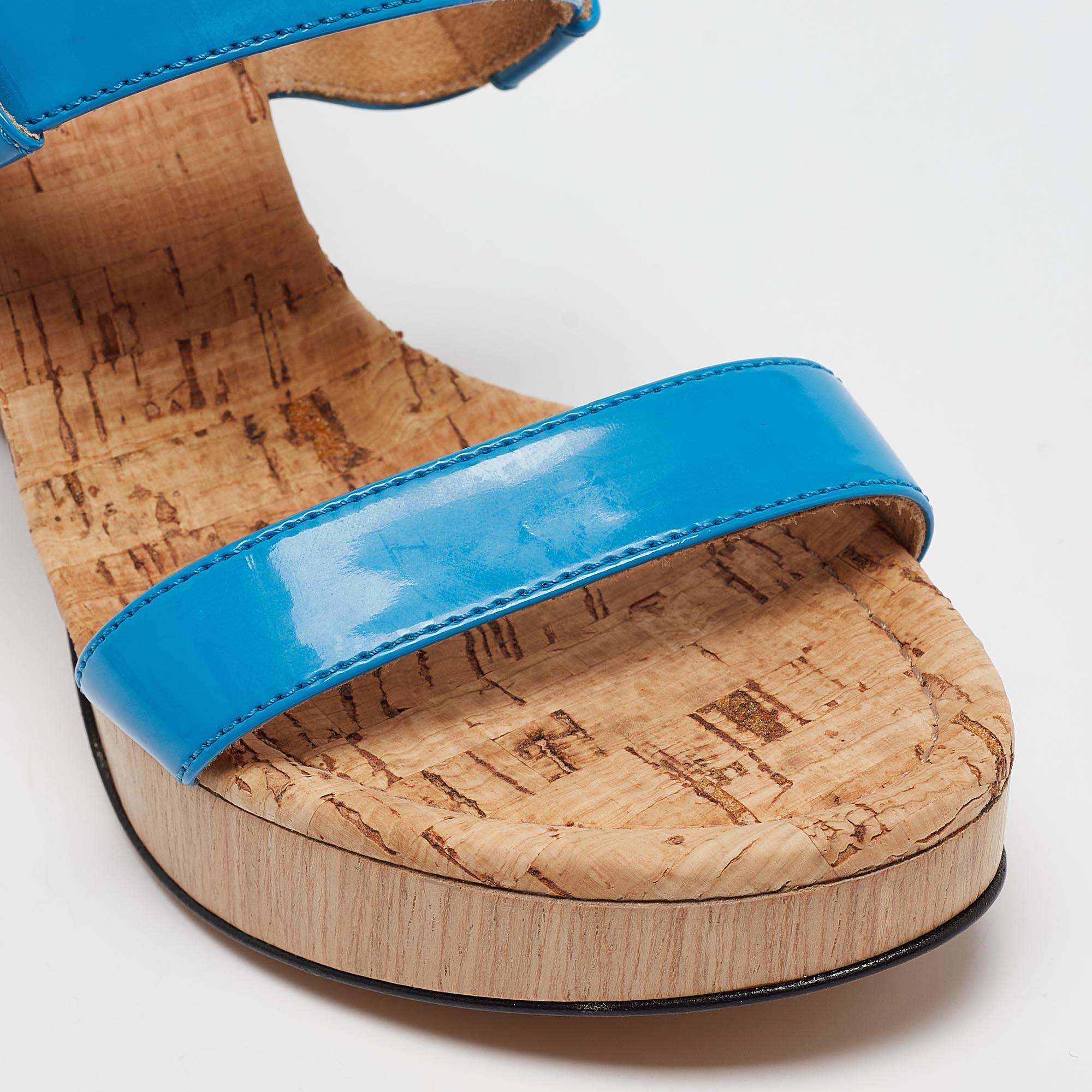 Sandalias con correa en el tobillo de charol azul de D&G talla 37,5 en venta 2