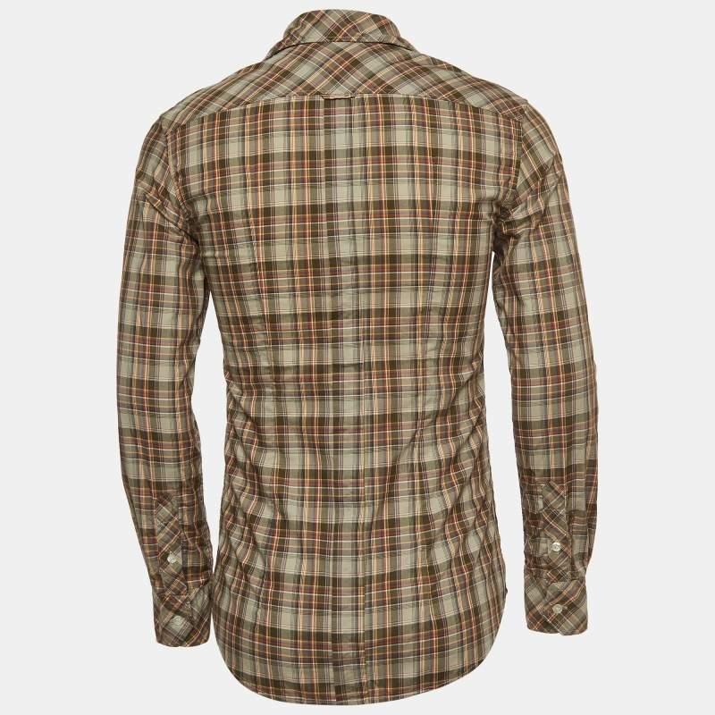Las camisas son una parte indispensable de un armario, así que esta marca te trae una creación tan versátil como elegante. Se ha confeccionado con material de calidad en un tono versátil. La camiseta está detallada con elementos de la firma y un