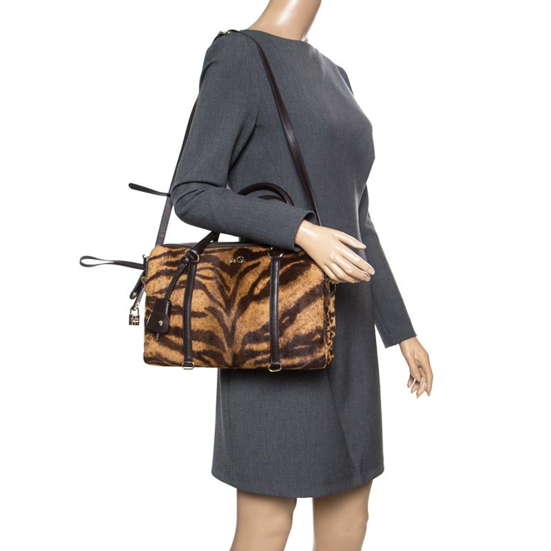 The shoulder bag will be a refined essential to your look. Expertly made from pony hair in animal prints and enhanced with leather, it will be a stylish addition to your closet. The top handles are well-placed and the fabric interiors are