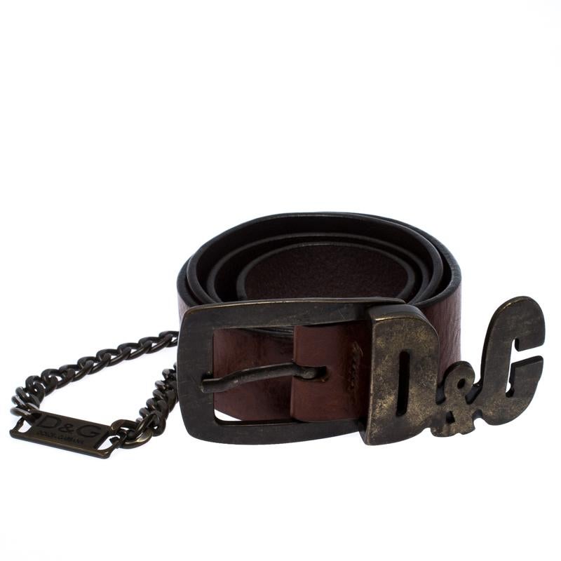 This D&G buckle belt is absolutely fabulous. The classic brown leather belt shines with its gold-tone hardware in the form of the signature symbols of the brand and the chain-link. On the inside is the embossed name of the brand. The belt is