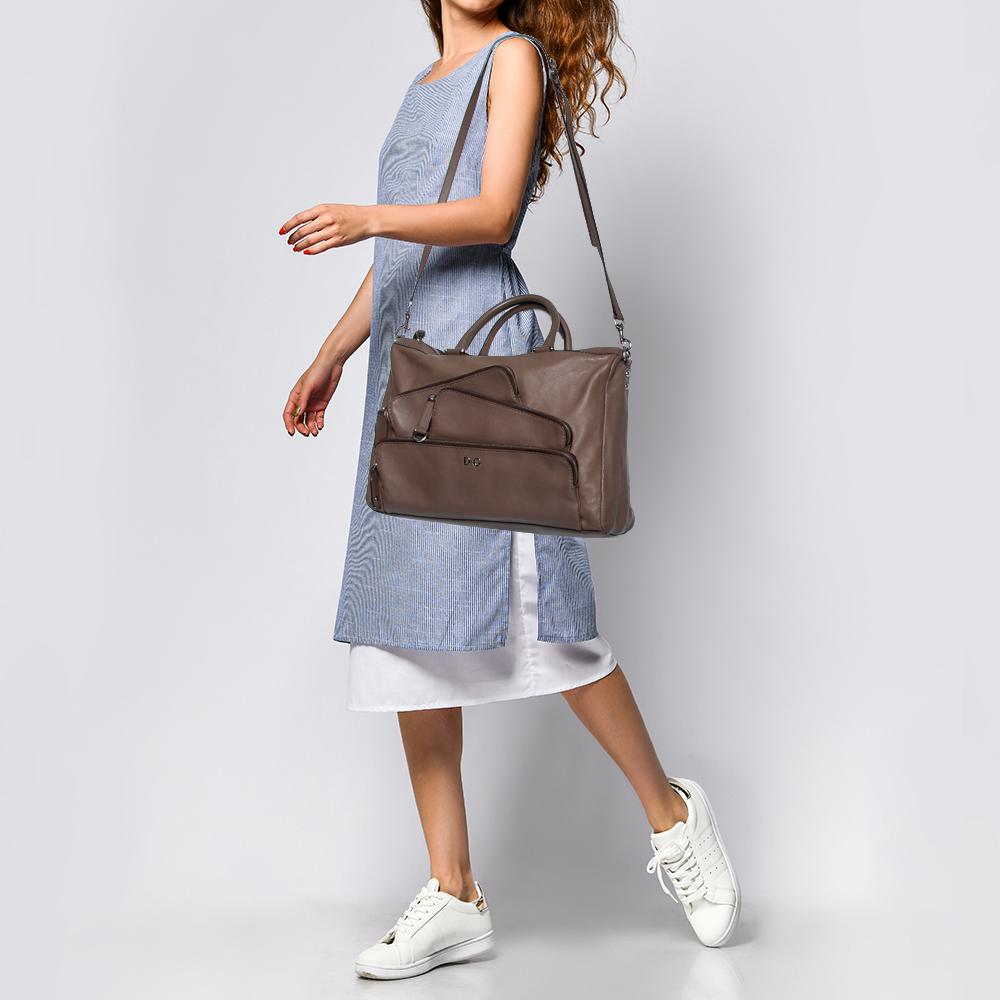 This beautifully stitched leather Mindy Boston bag is by D&G. It has layered zip pockets at the front and a main fabric interior. Complete with two handles and a shoulder strap, this bag will provide style and utmost practicality.

Includes: