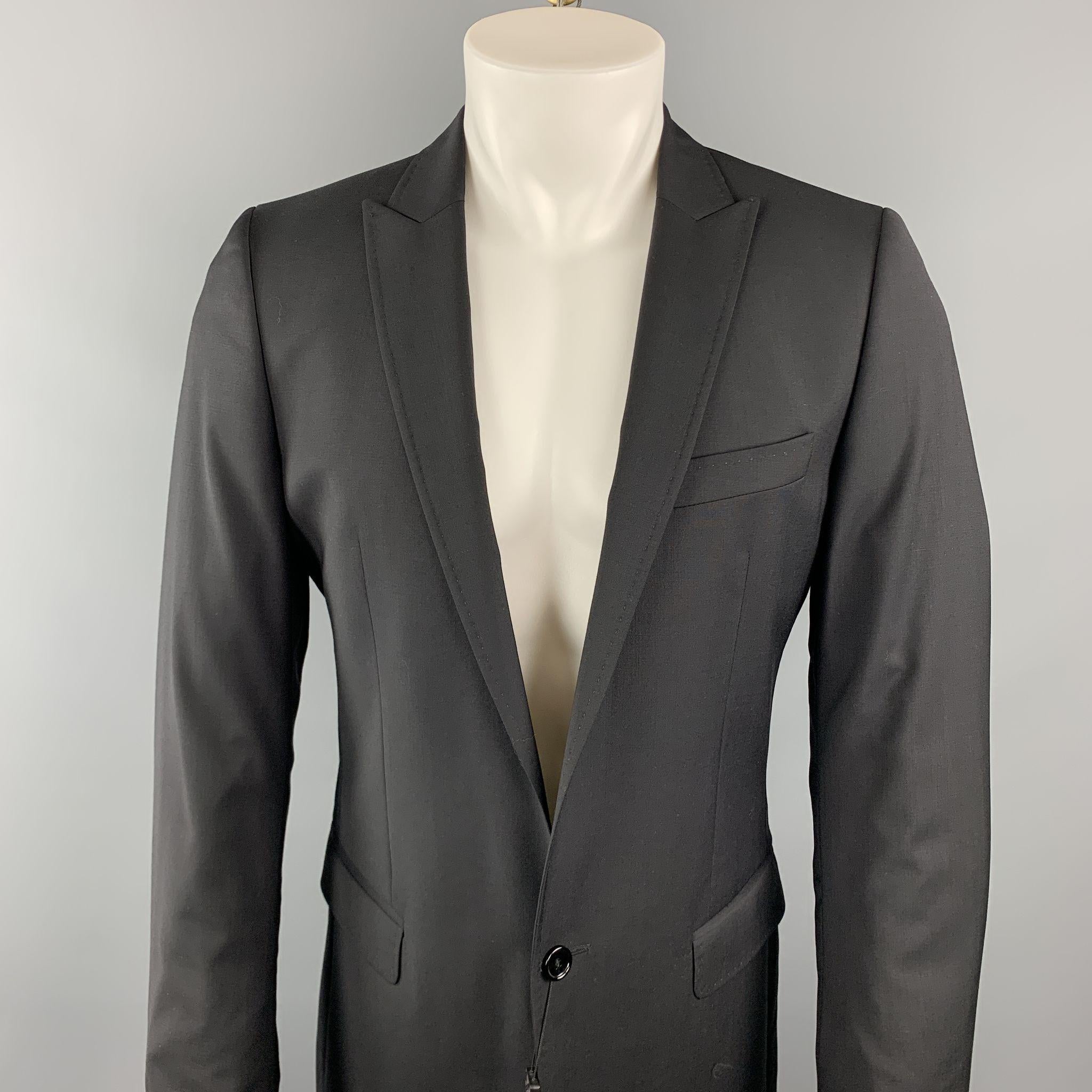 This D&G By Dolce & Gabbana Sport Coat features a Single-Button Front, Peak Lapel Collar with tone stitching around edges. Detailed with 2 front Flap Pockets and Single back vent.

New with Tags.

Tag Size: IT 46 R

Measurements:

Shoulders: 16 1/2