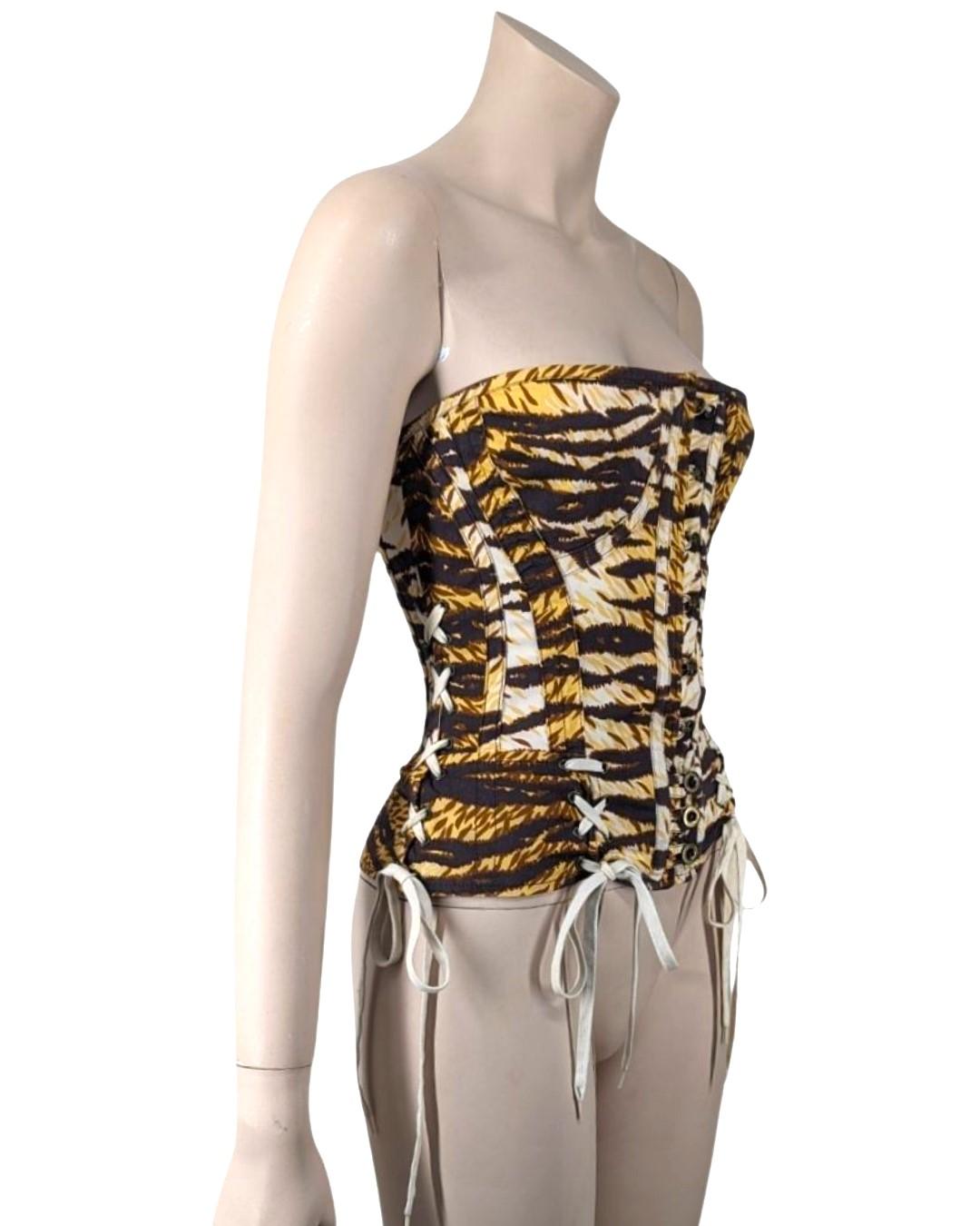 D&G top corset with lacing on each sides. Circa 2000s. Rare.

· Front opening with metal busc
· Tiger print
· Boning
 

Fits S / Marked 26/40

Flat measurements : 

Breast :  38 cm
Waist :  30 cm
Length : 35 cm
 
Colors : Multicolored 

Content :