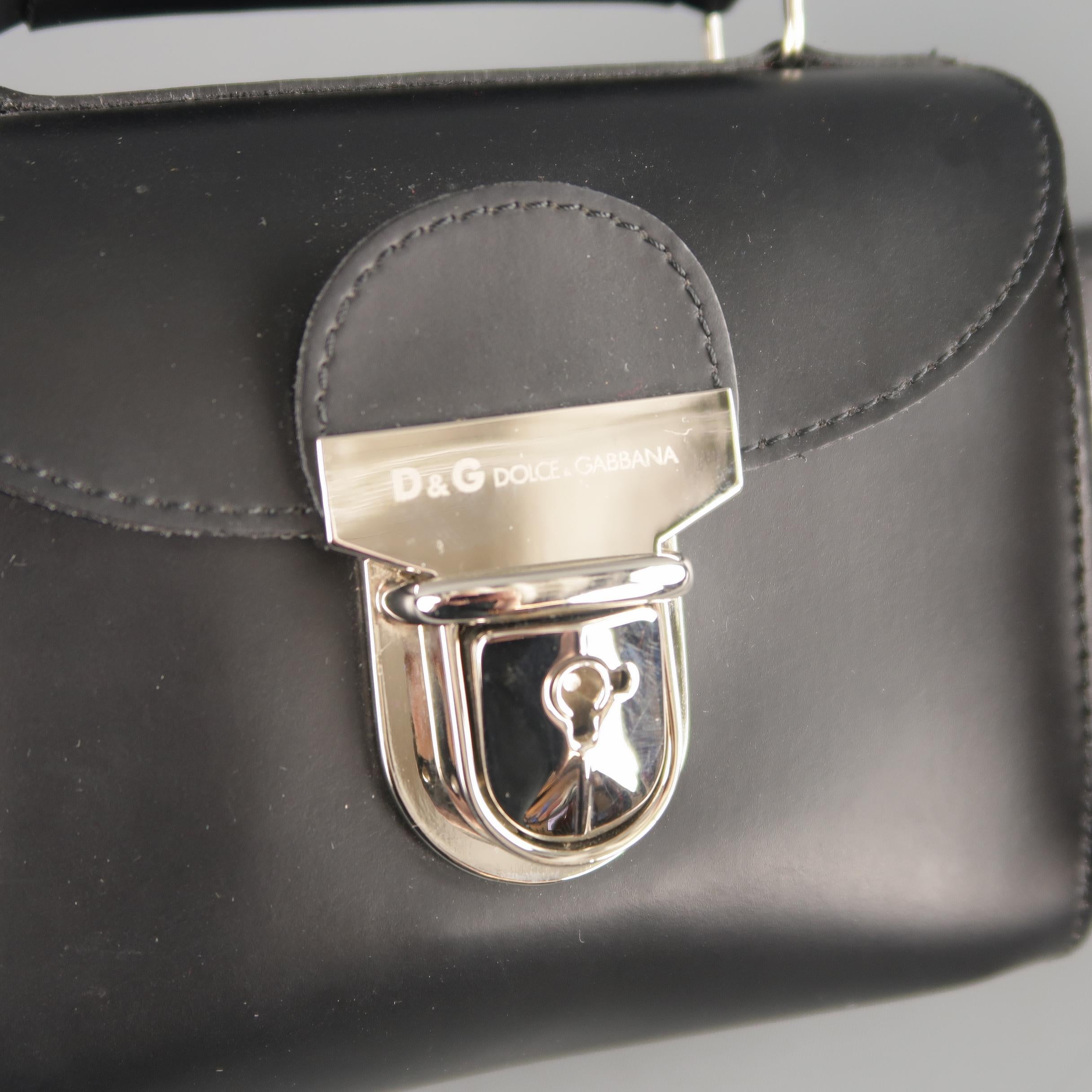 D&G DOLCE & GABBANA belt bag comes in black rubber vinyl and features a mini purse with silver tone buckle closure on a thick, detachable belt. Damage on key clochette. As-is. Made in Italy.
 
Very Good Pre-Owned Condition.
 
Measurements:
