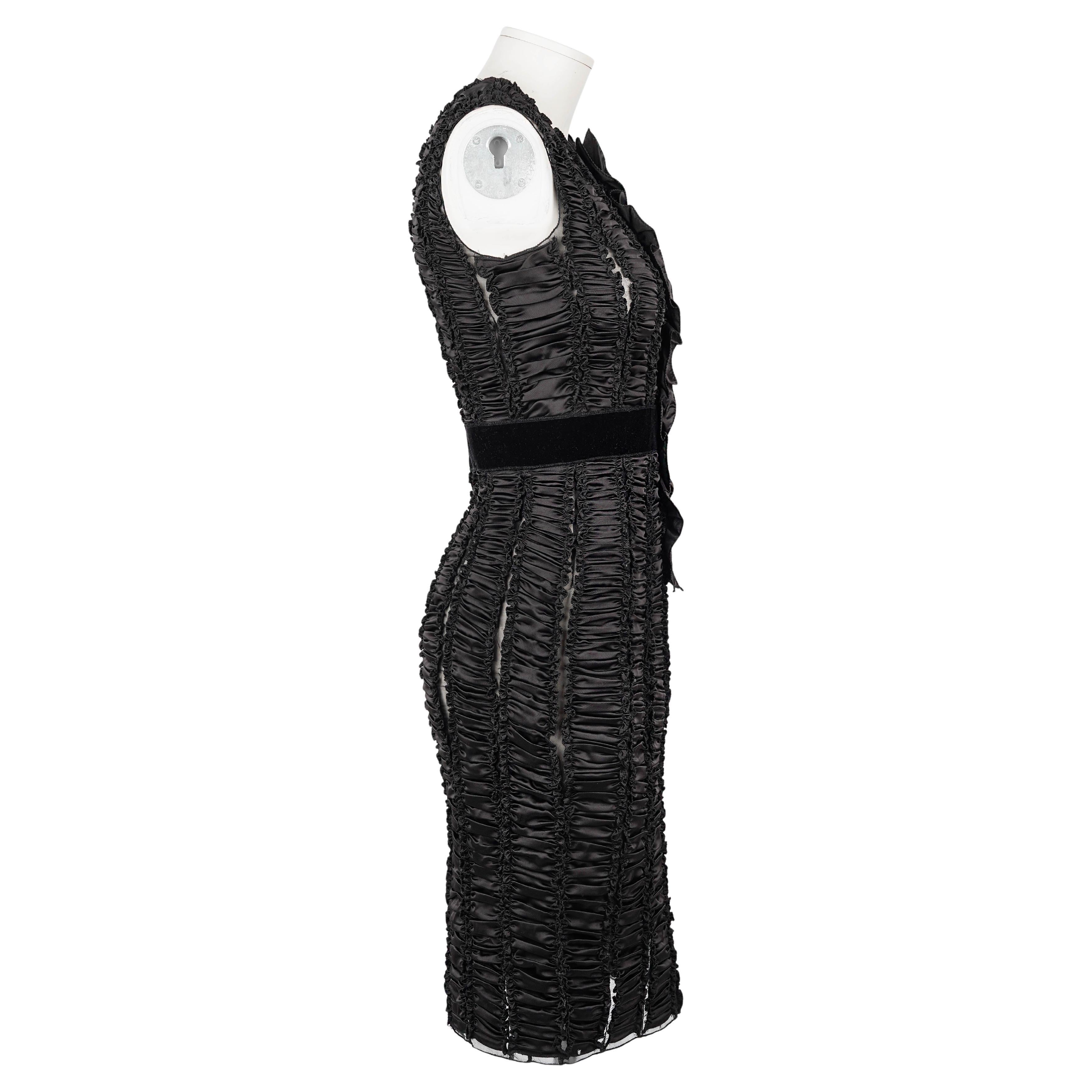 Une robe de cocktail remarquable de D.G. by Dolce & Gabbana, datant du milieu des années 2000. Réalisée en soie noire, cette robe témoigne de la maîtrise de la marque en matière de confection sensuelle, grâce à une construction minutieuse