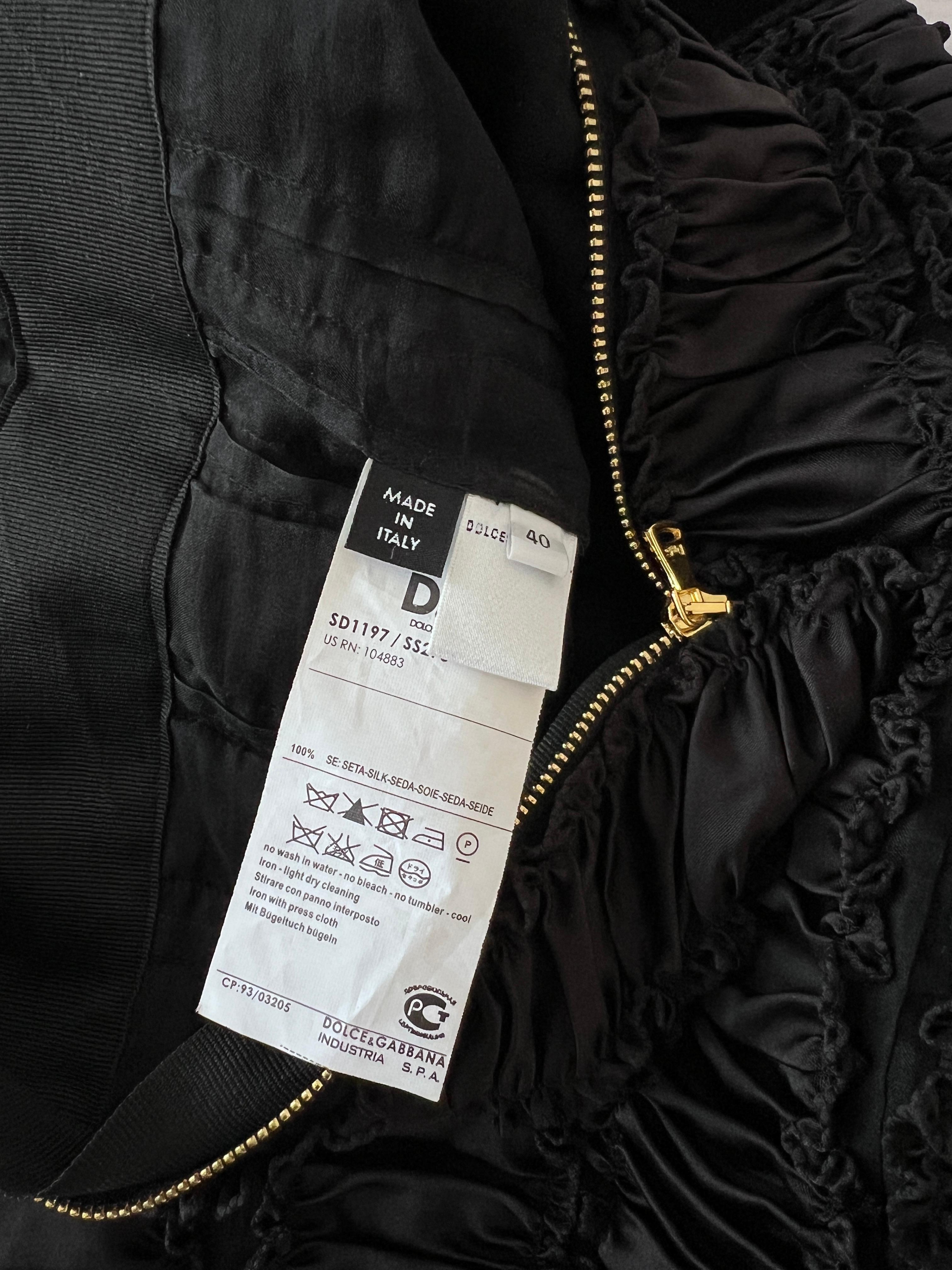 D&G by Dolce & Gabbana Robe de cocktail froncée en soie noire, vers le milieu des années 2000. en vente 3