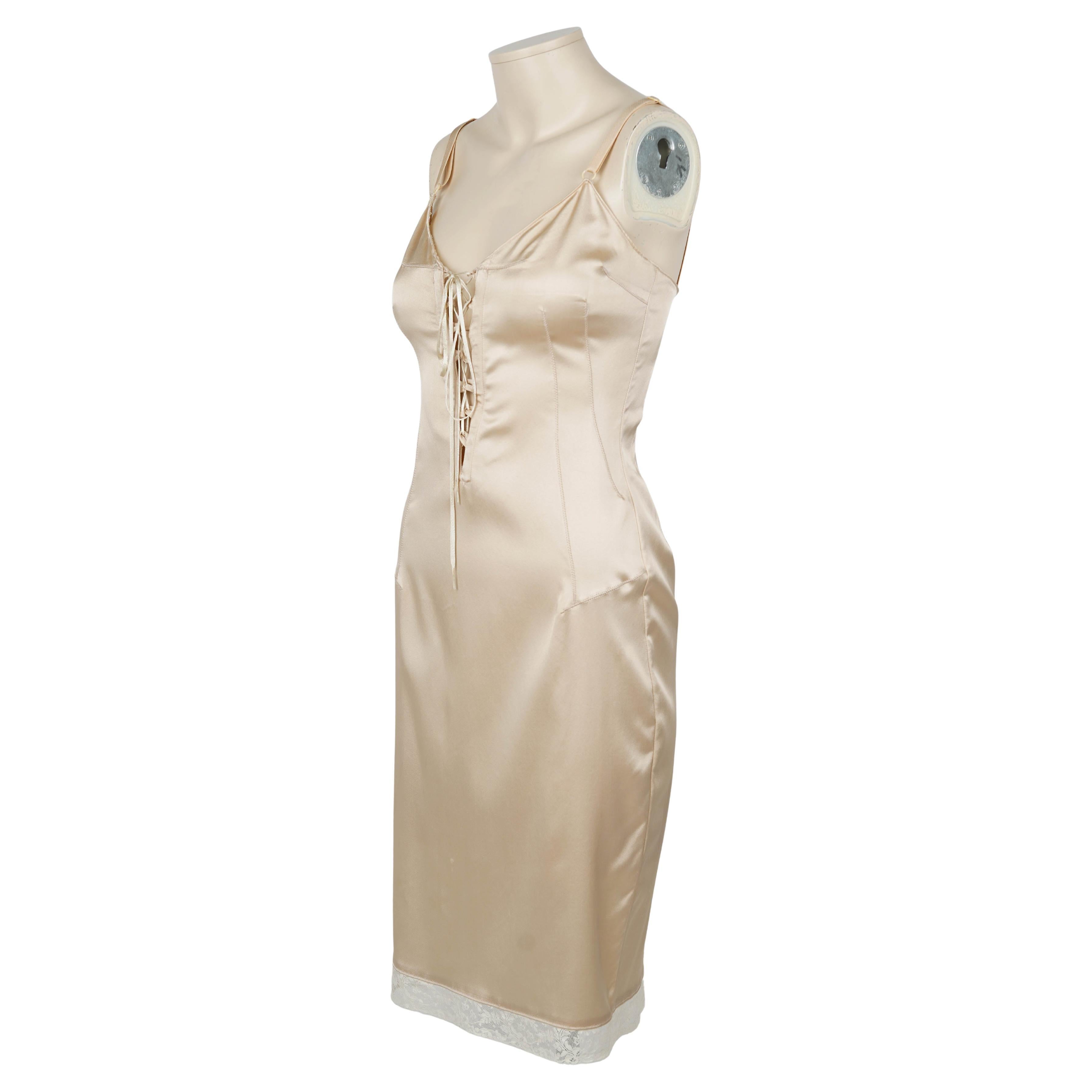 Ein atemberaubendes Negligé-Kleid von Dolce & Gabbana aus den frühen 2000er Jahren, gefertigt aus leuchtendem champagnerfarbenem Stretch-Satin. Es formt den Körper mit konturierten Nähten und verfügt über eine Schnürung im Korsettstil, die eine