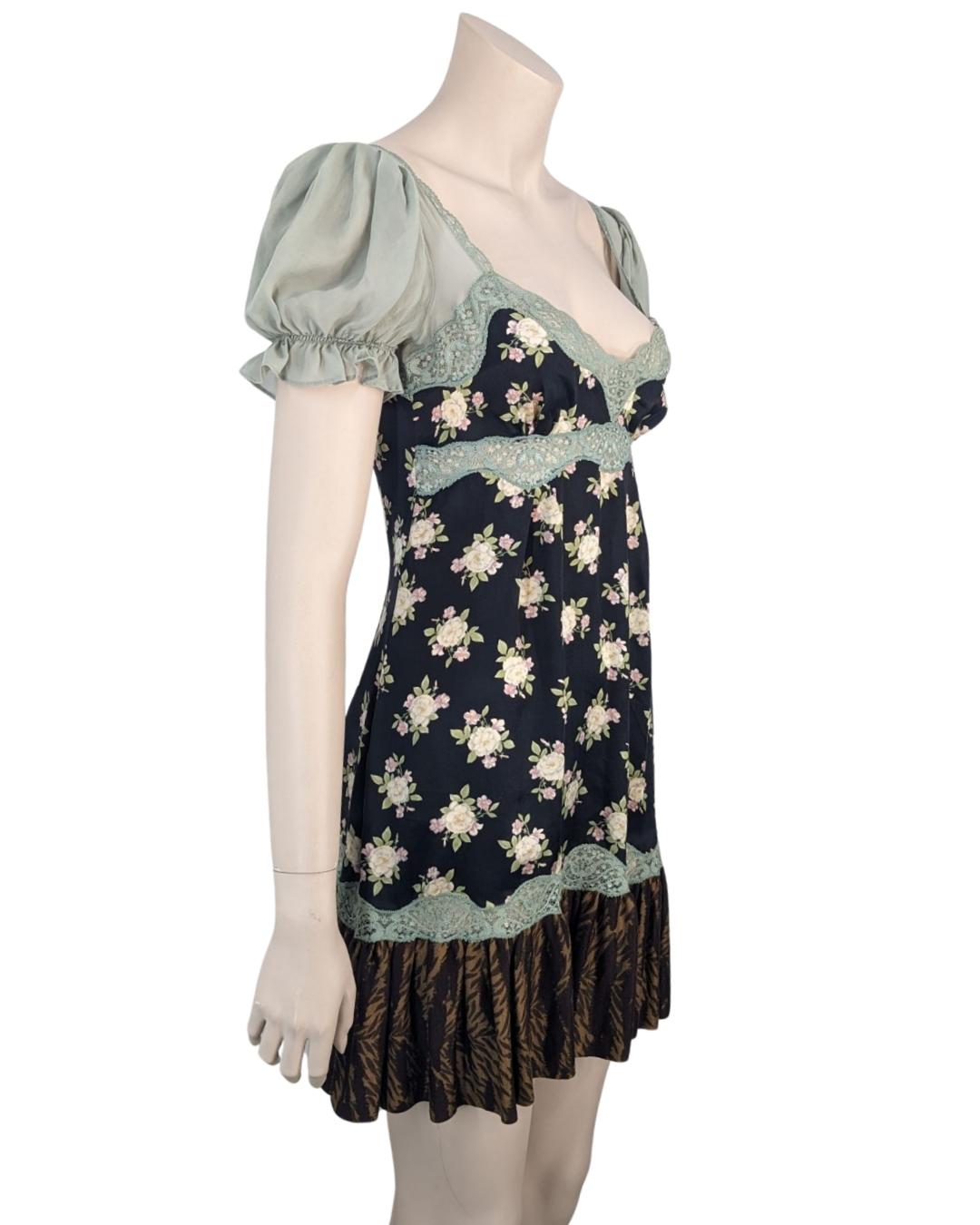 Rare mini dress from the Fall / Winter 2005 collection . Also seen on the campaign.

. Almond lace details
. Pleated fabric on the bottom of the dress
. Zip on the back
. Floral pattern

Size Fits S / M

Flat measurements : 

Breast : 37 cm
Waist :
