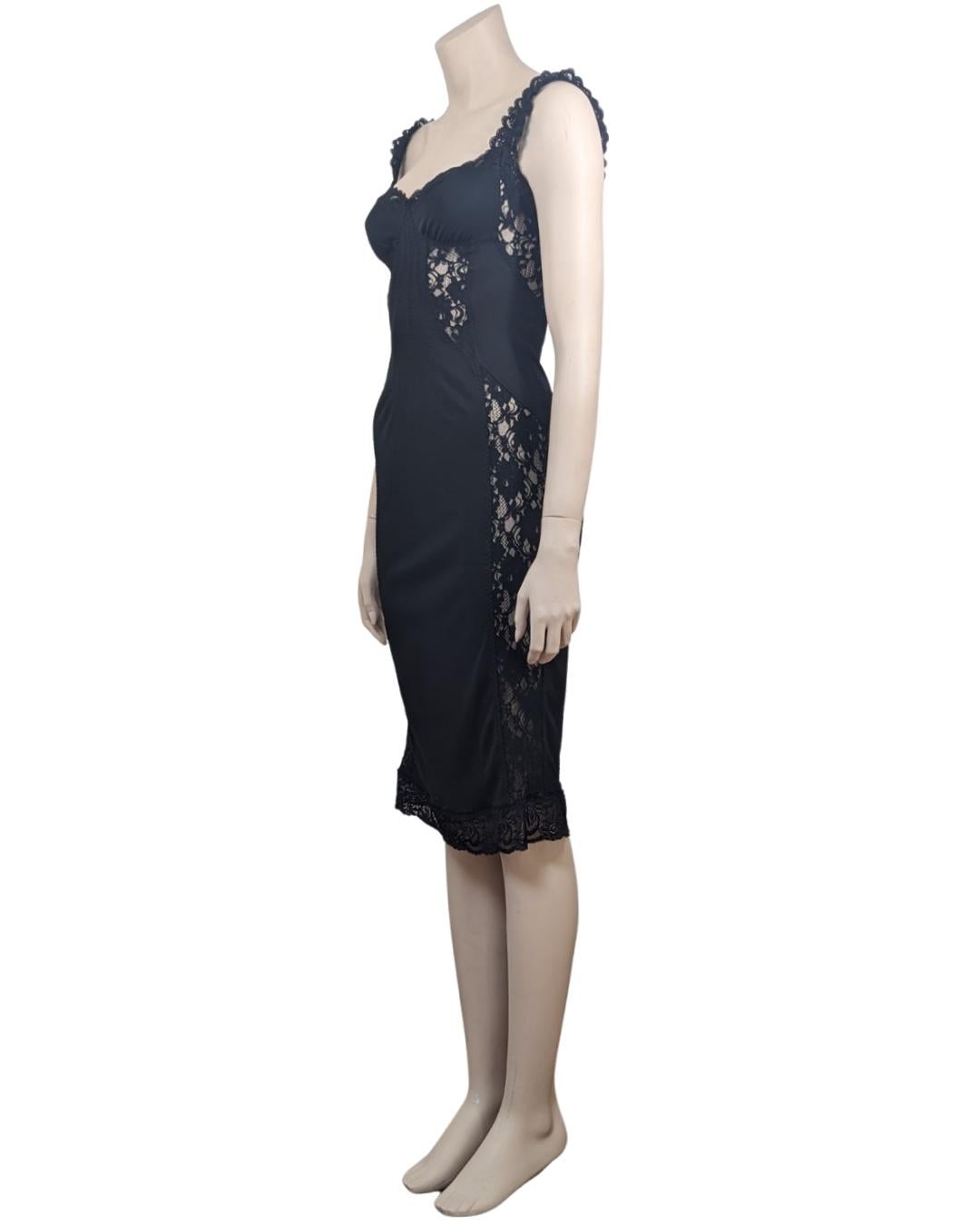 Adorable black dress with Lace insert from the Fall Winter 2003 collection. Exquisite !

· Midi Dress 
· Embellished with floral laces
· Zip on the back
 

Size fits XS to S - cup A or B max

Flat measurements :

Breast : 39 cm
Waist : 31 cm
Hips :