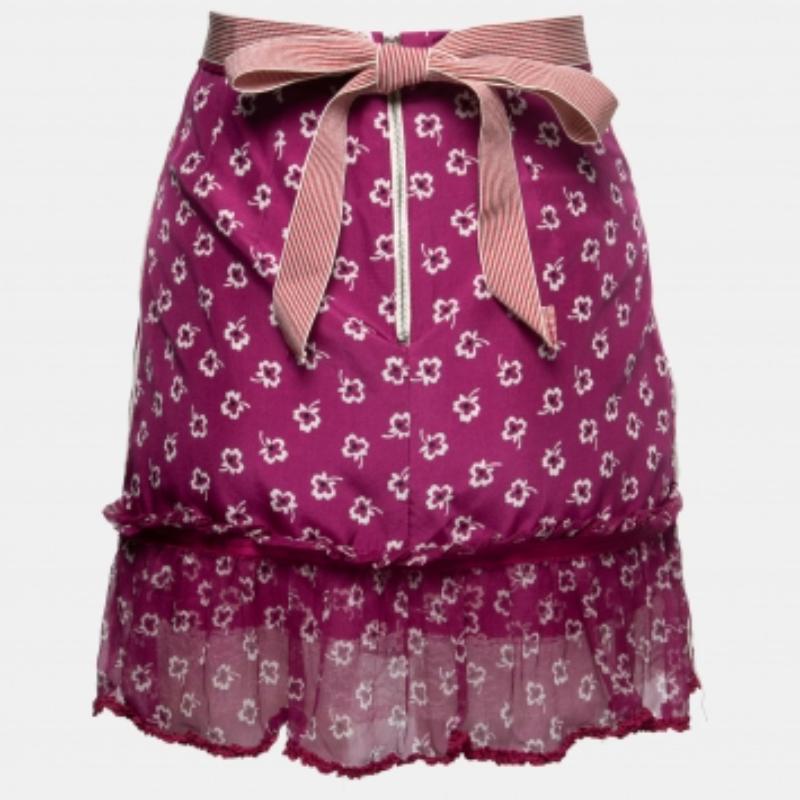 Starten Sie mit diesem schicken Minirock von D&G by Dolce & Gabbana in den Tag. Dieses Kleidungsstück wurde aus bedruckter Seide geschneidert, was ihm ein feminines Aussehen verleiht. Sie wird mit einem Reißverschluss geschlossen.