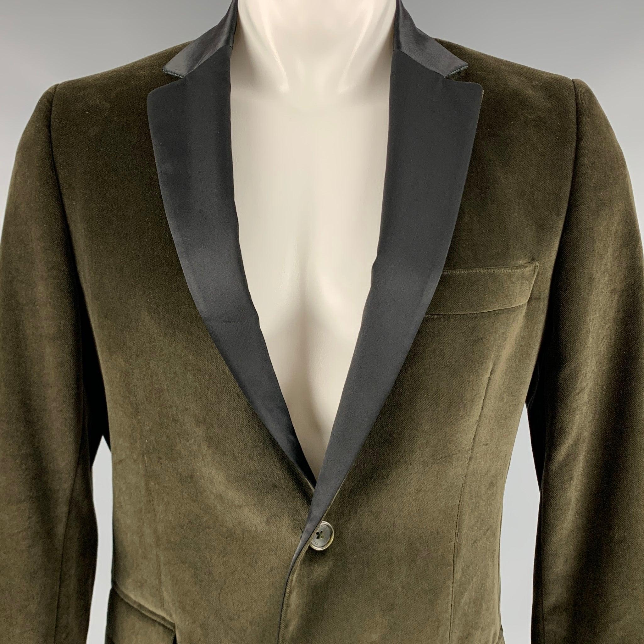 D&G by DOLCE & GABBANA sport coat
in an olive green cotton velvet featuring contrasting black notch lapel, single vented back, and double button closure. Made in Italy.Very Good Pre-Owned Condition. Minor signs of wear. 

Marked:   34/48
