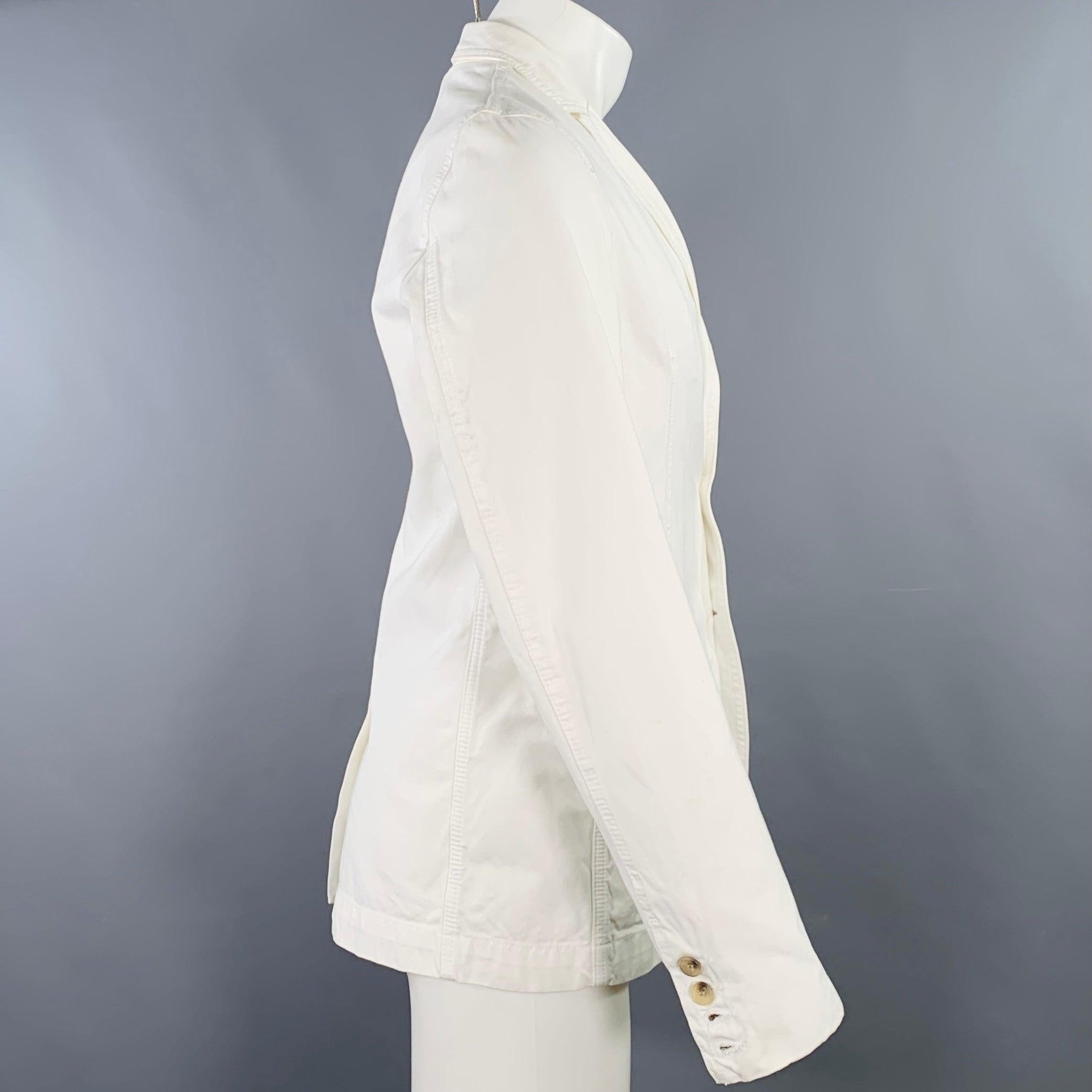 D&G by DOLCE & GABBANA Jacke
aus weißem Baumwollgewebe mit Spitzrevers, drei Taschen und Doppelknopfverschluss. Sehr guter gebrauchter Zustand. Mäßige Spuren, so wie sie sind. 

Markiert:   IT 48 

Abmessungen: 
 
Schultern: 17,5 Zoll Brustumfang: