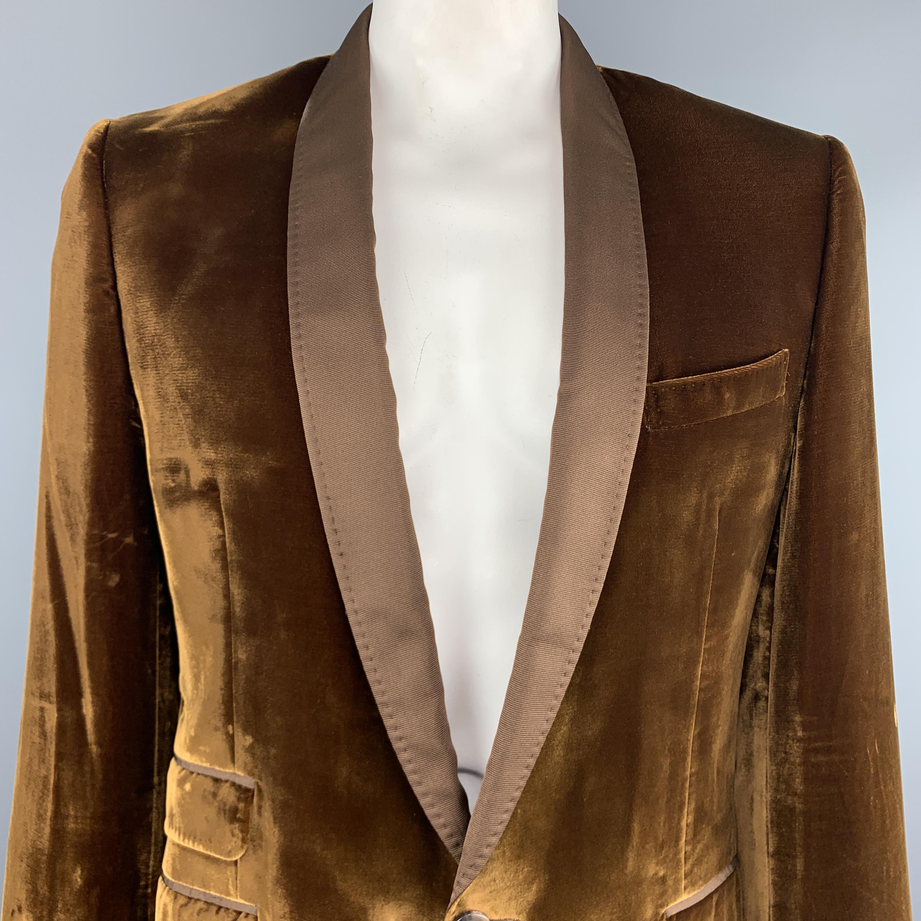 D&G by DOLCE & GABBANA dinner jacket comes in copper velvet with top stitching throughout, tonal faille shawl collar, single breasted one button front, and triple flap pockets. Wear throughout velvet. As-is. Made in Italy.

Good Pre-Owned