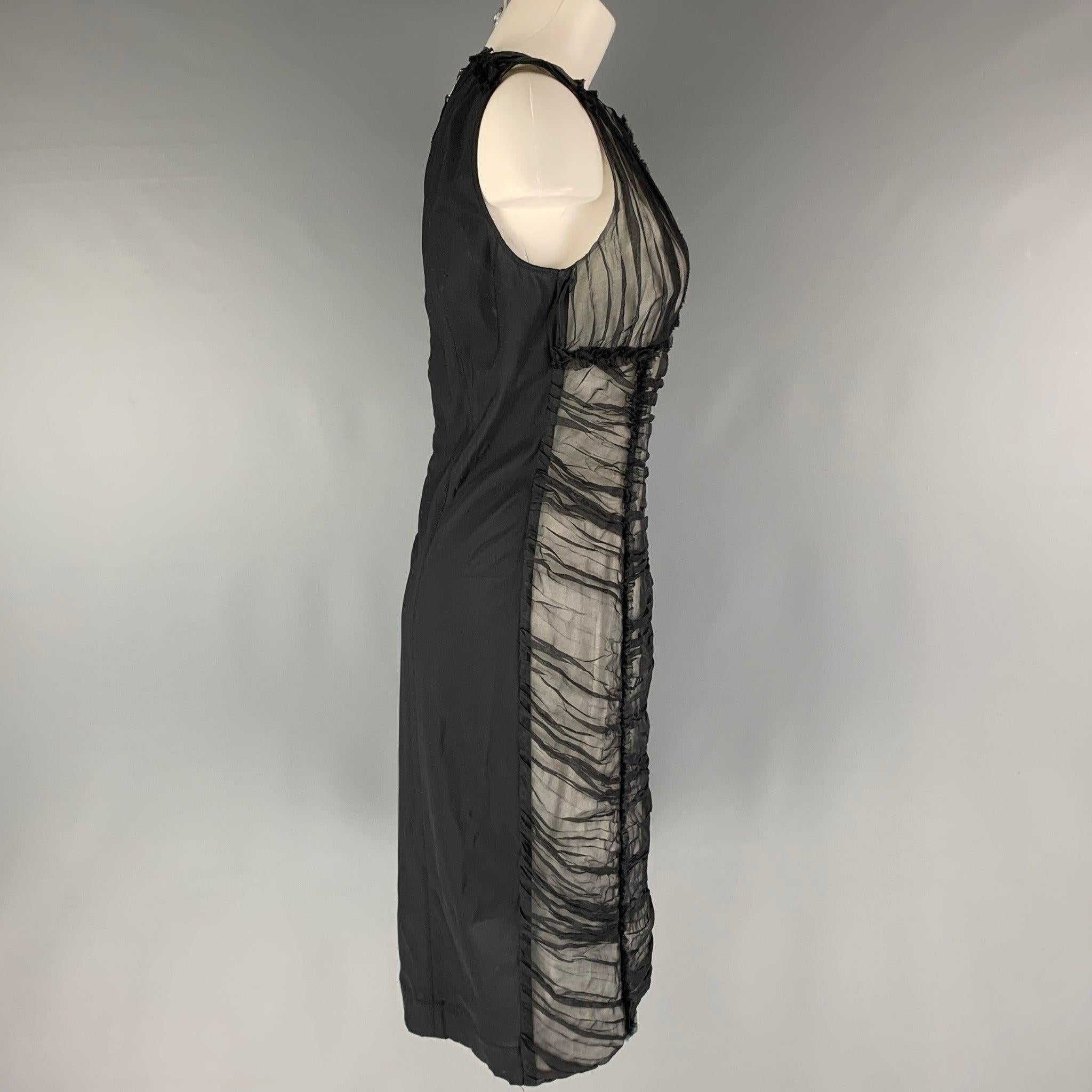 La robe D&G by DOLCE & GABBANA se compose d'une matière tissée transparente en nylon noir, d'une doublure tissée blanche sur le devant, de détails froncés et d'une fermeture à glissière. Fabriqué en Italie. Très bon état. Marques et signes d'usure