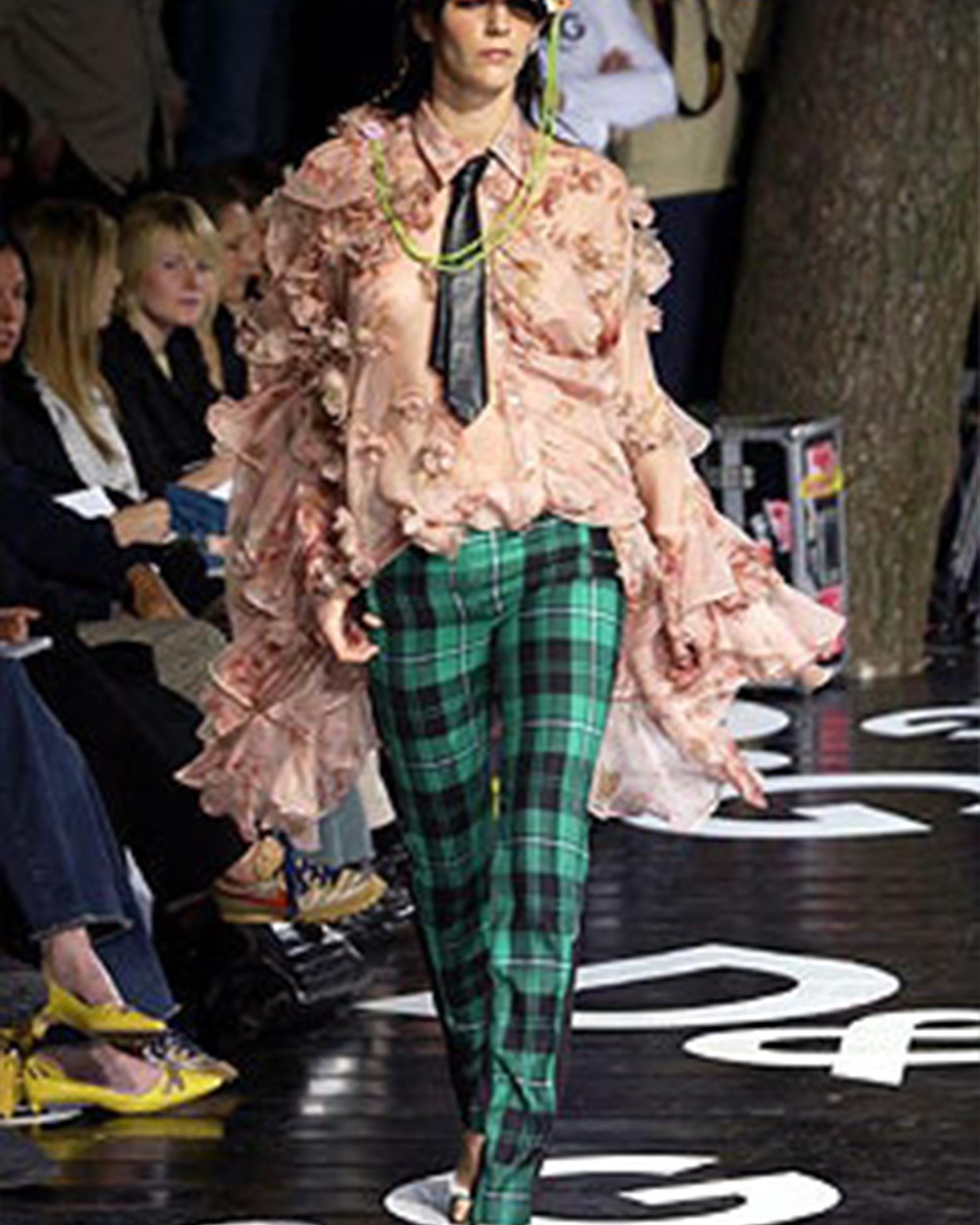 - Conçu par Dolce&Gabbana
- Ligne D&G
- Automne Hiver 2003
- Article de défilé
- Pantalon écossais bondage vert
- Applications de bondage en cuir à la taille
- Motif en damier noir et vert
- Fermeture à bouton sur le devant
- Slim Fit
- Très bon