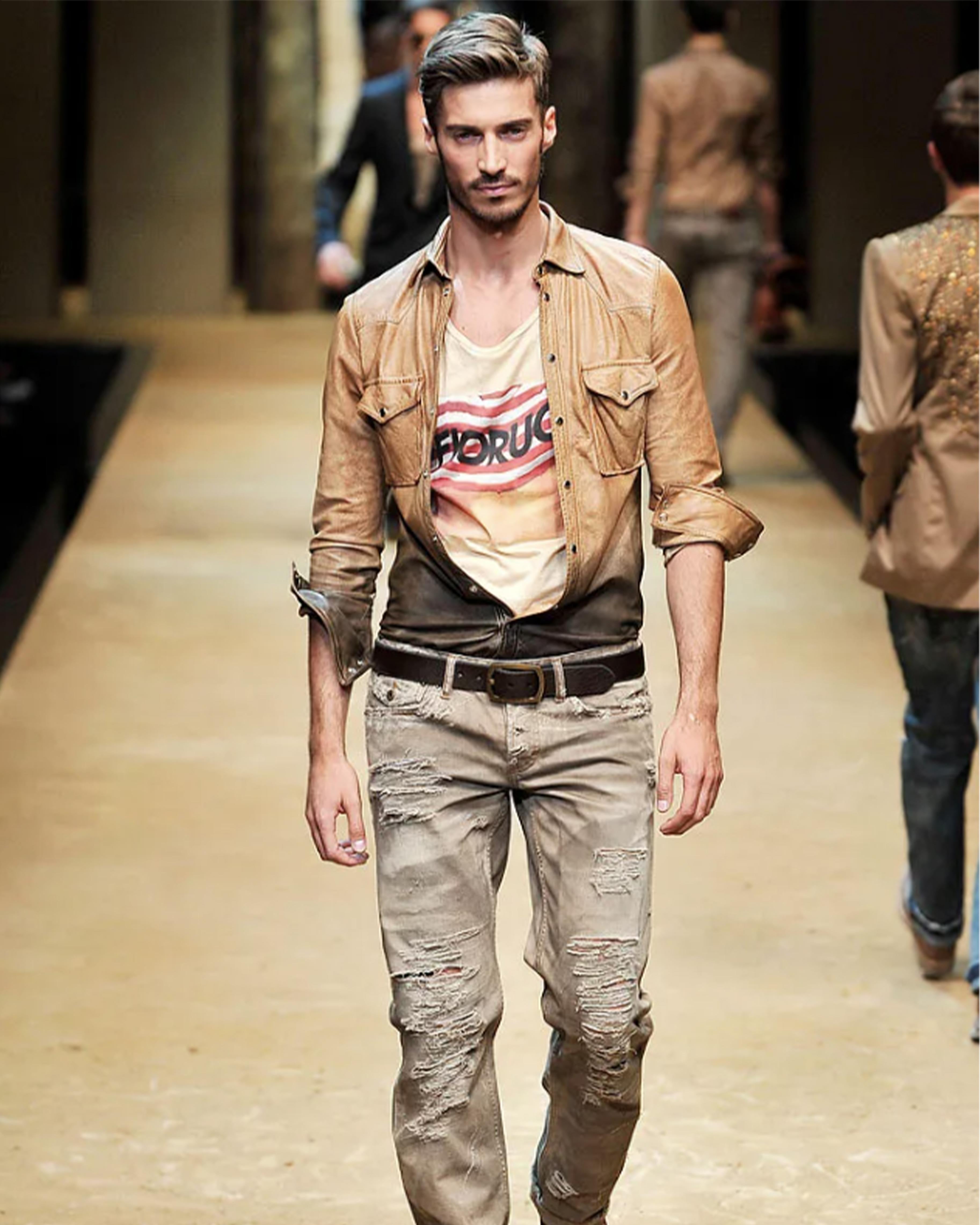 - Diseñado por Dolce&Gabbama
- Primavera verano 2010
- Chaqueta de cuero sucio desteñido
- Cierre frontal con cremallera
- Dos bolsillos delanteros con cremallera y botón
- Botones en las muñecas
- Muy buen estado: las manchas forman parte del