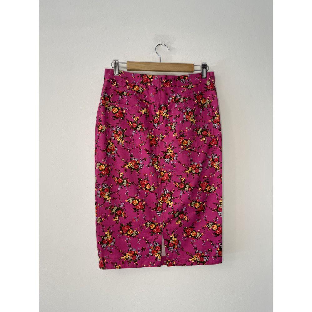 D&G Cotton Mid-Length Skirt in Pink

D&G skirt. In cotton, lined in cotton. Size 42 ita. Measures 37cm waist and 64cm long. Small back vent. Good general condition, it has some pulled threads.

General information:
Designer: D&G
Condition: Good