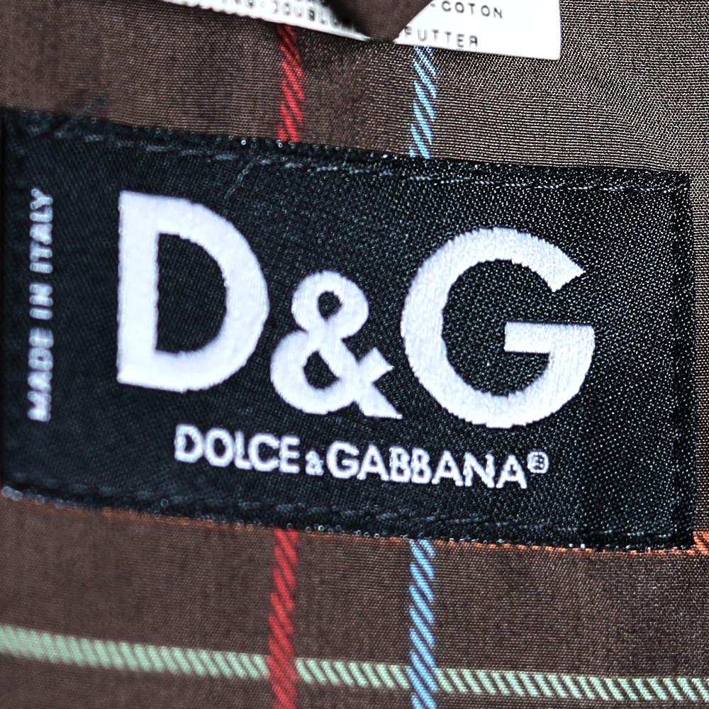 Un blazer D.G Style classique qui offre la satisfaction d'une coupe confortable et d'un style raffiné. Il est confectionné en velours côtelé rayé et conçu avec une fermeture boutonnée sur le devant et trois poches.

