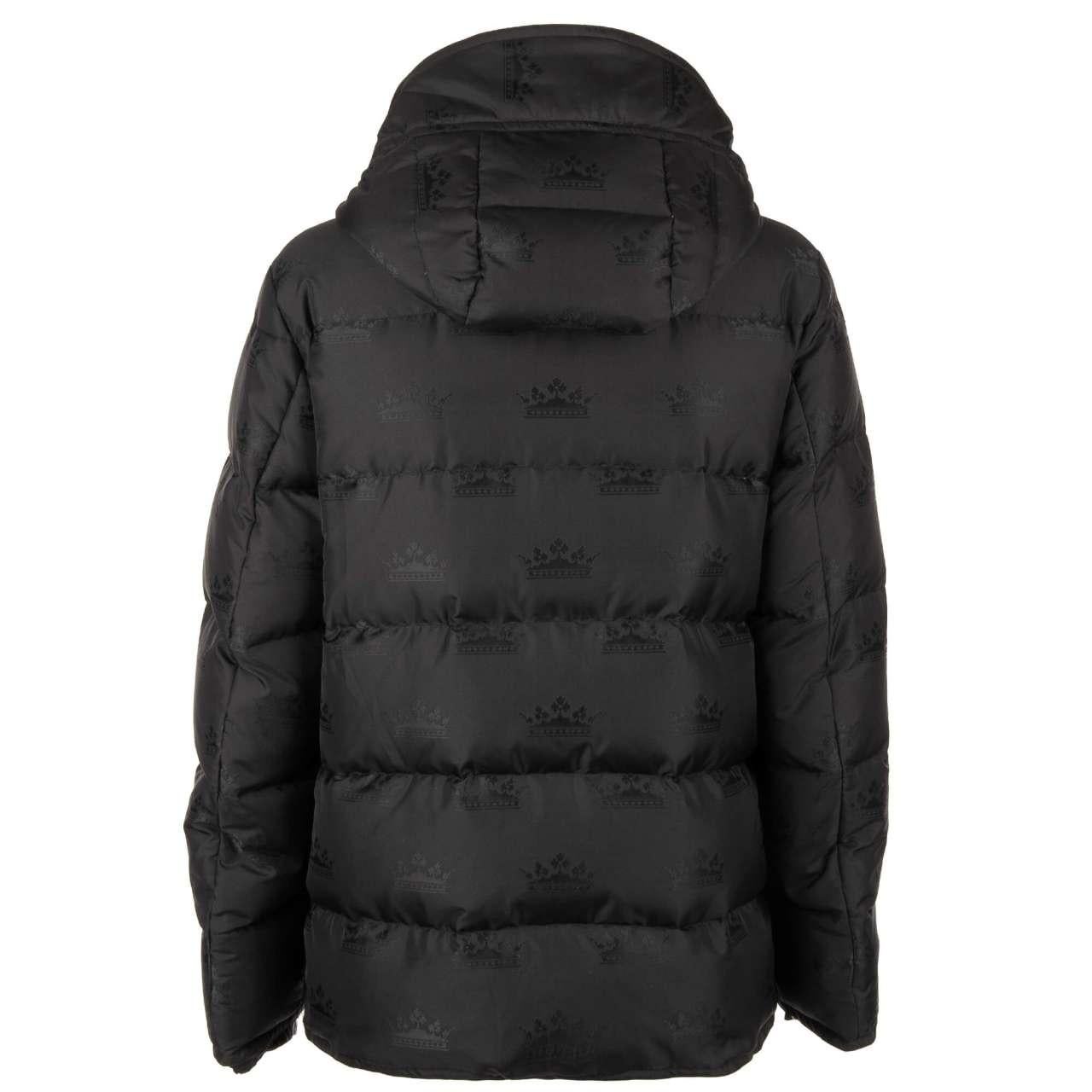 - Stuffed, crowns textured down jacket with detachable hoody, knit details and pockets by DOLCE & GABBANA - Former RRP: EUR 1.750 - New with tag - Regular Fit - MADE IN ITALY - Model: G9PQ2T-HJMA8-N0000 - Material: 79% Polyester, 14% Viscose, 6%