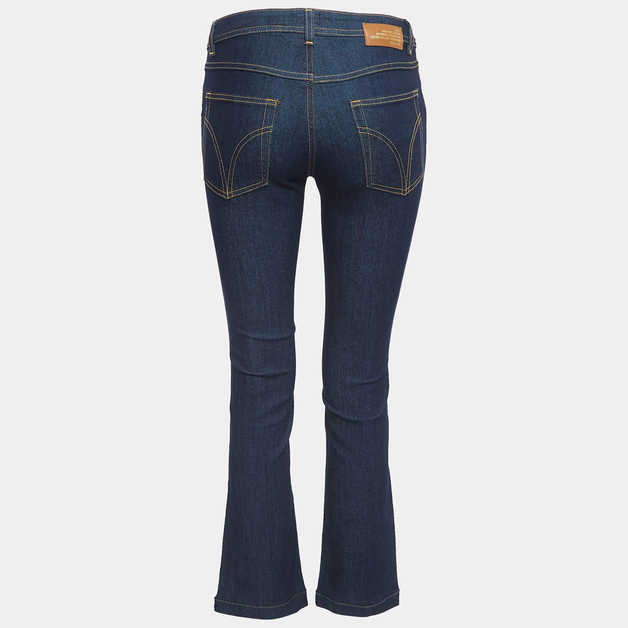 Ponte a la moda con estos vaqueros Dolce & Gabbana. Elaborados con precisión, ofrecen la mezcla perfecta de moda y comodidad, lo que los convierte en un artículo imprescindible en cualquier armario.