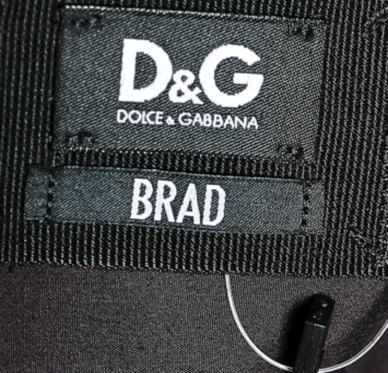 Cette chemise Brad de D.G. est très élégante et très confortable pour une utilisation formelle. Il est cousu dans un tissu de coton bordeaux foncé et présente un devant boutonné, des manches longues et un col. En portant cette chemise avec votre