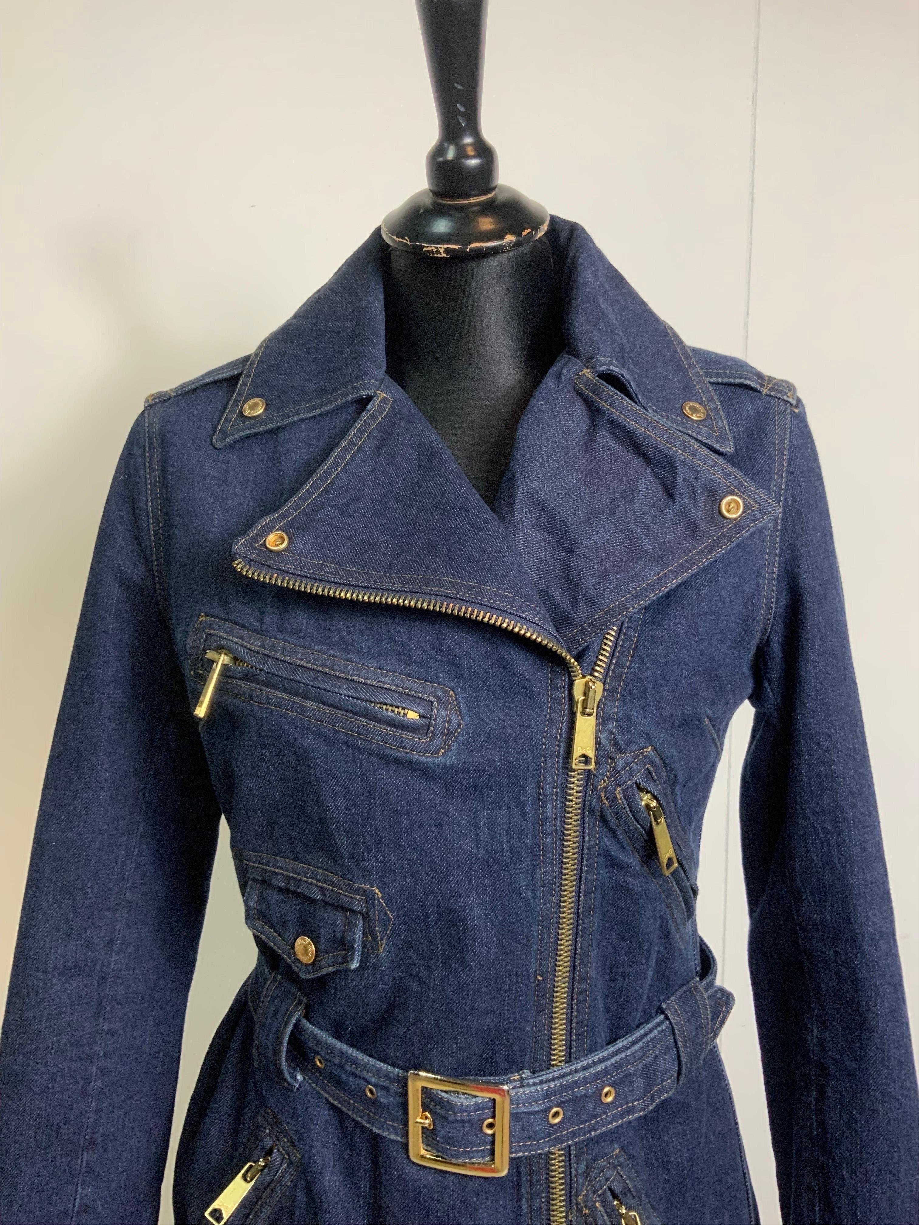 D&G denim trench coat. Golden and slightly oxidized zip and hardware.
Made of cotton. Lined.
Size XS.
Shoulders 38 cm
Bust 42 cm
Length 106 cm
Sleeve 52 cm
Good general condition, shows signs of normal use. Vintage item.