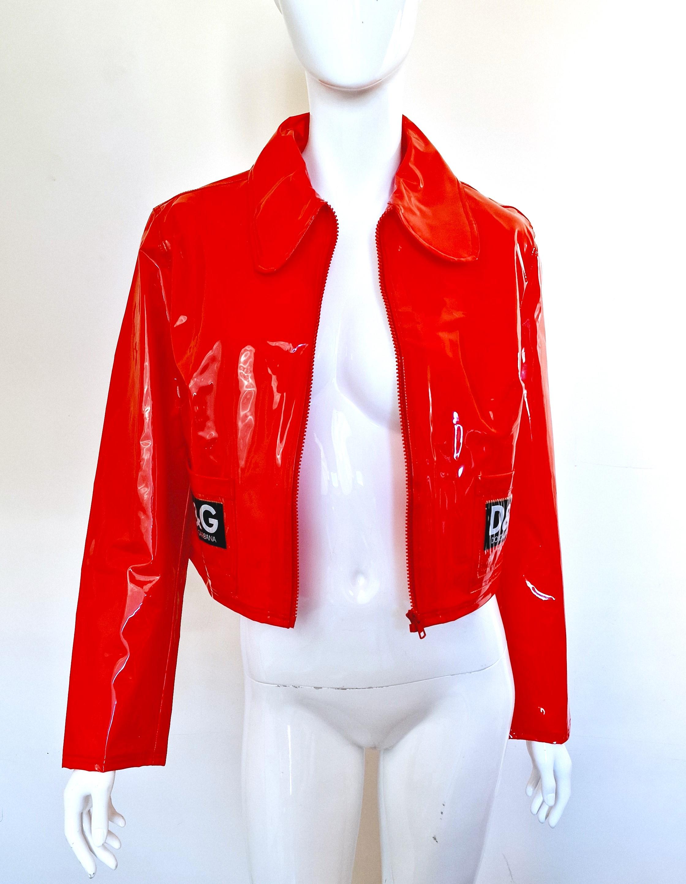 D&G Dolce and Gabbana Crop Red Vintage 90s Wet Latex Look Logo Manteau de pluie en vente 9