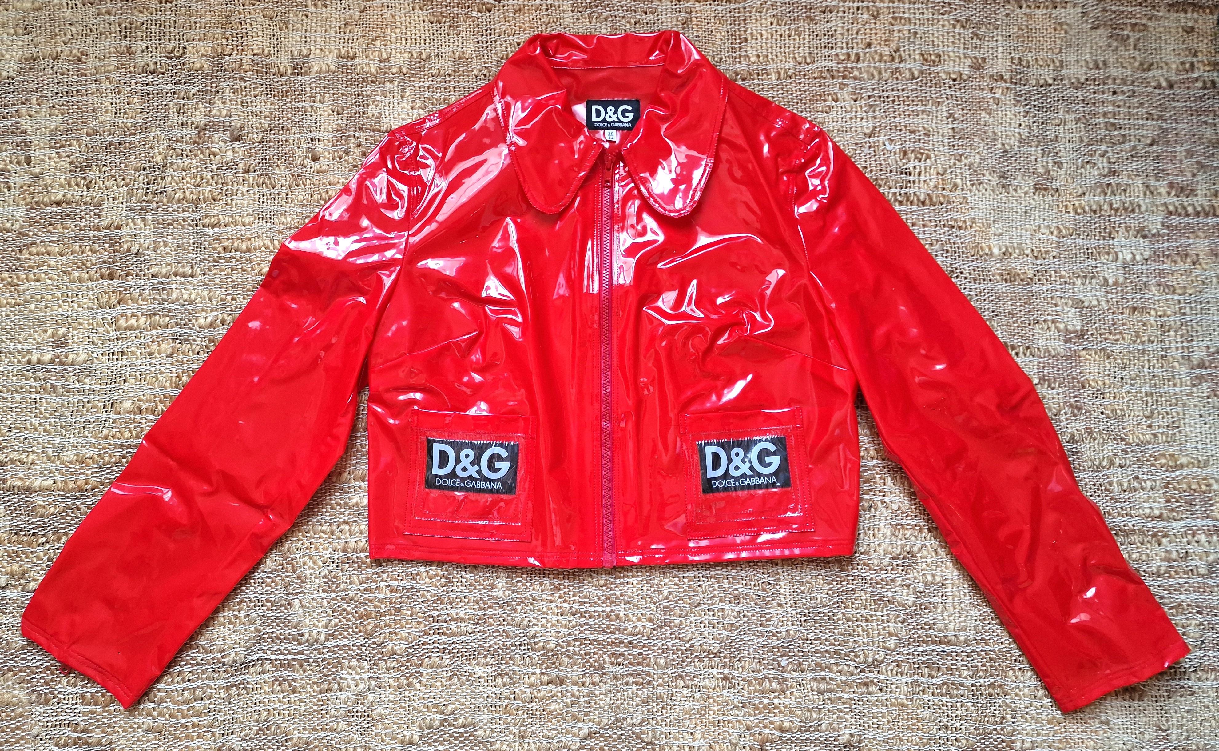 Shiny raincoat by Dolce and Gabbana!

2 front pockets.
Logos on the pockets and on the back.

VERY GOOD condition!

SIZE
Fits from small to medium.
MArked size: 30 / 44.
Length: 46 cm / 18.1 inch
Bust: 50 cm / 19.7 inch
Shoulder to shoulder: 45 cm /