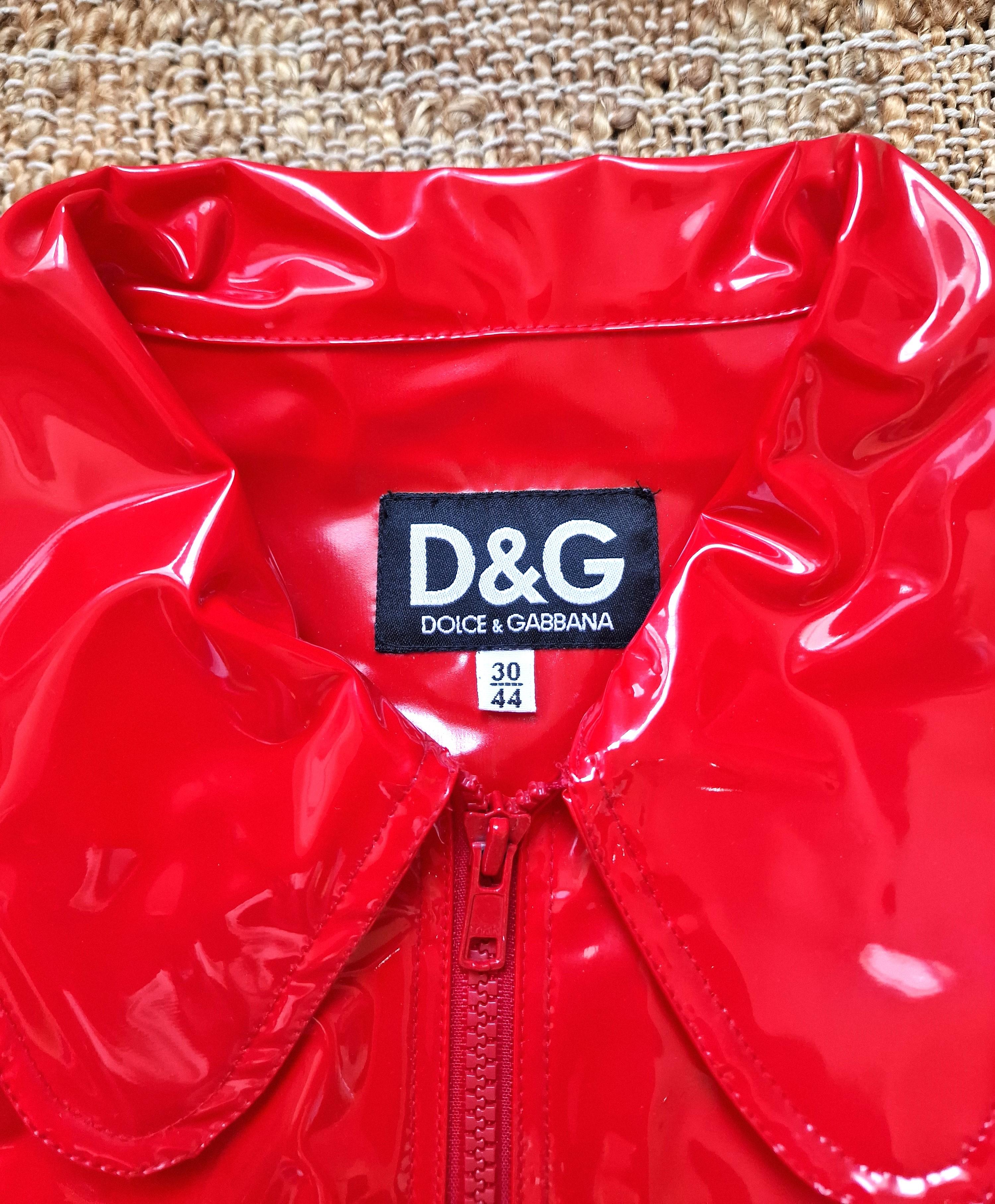 D&G Dolce and Gabbana Crop Red Vintage 90s Wet Latex Look Logo Rain Coat Jacket In Excellent Condition For Sale In PARIS, FR