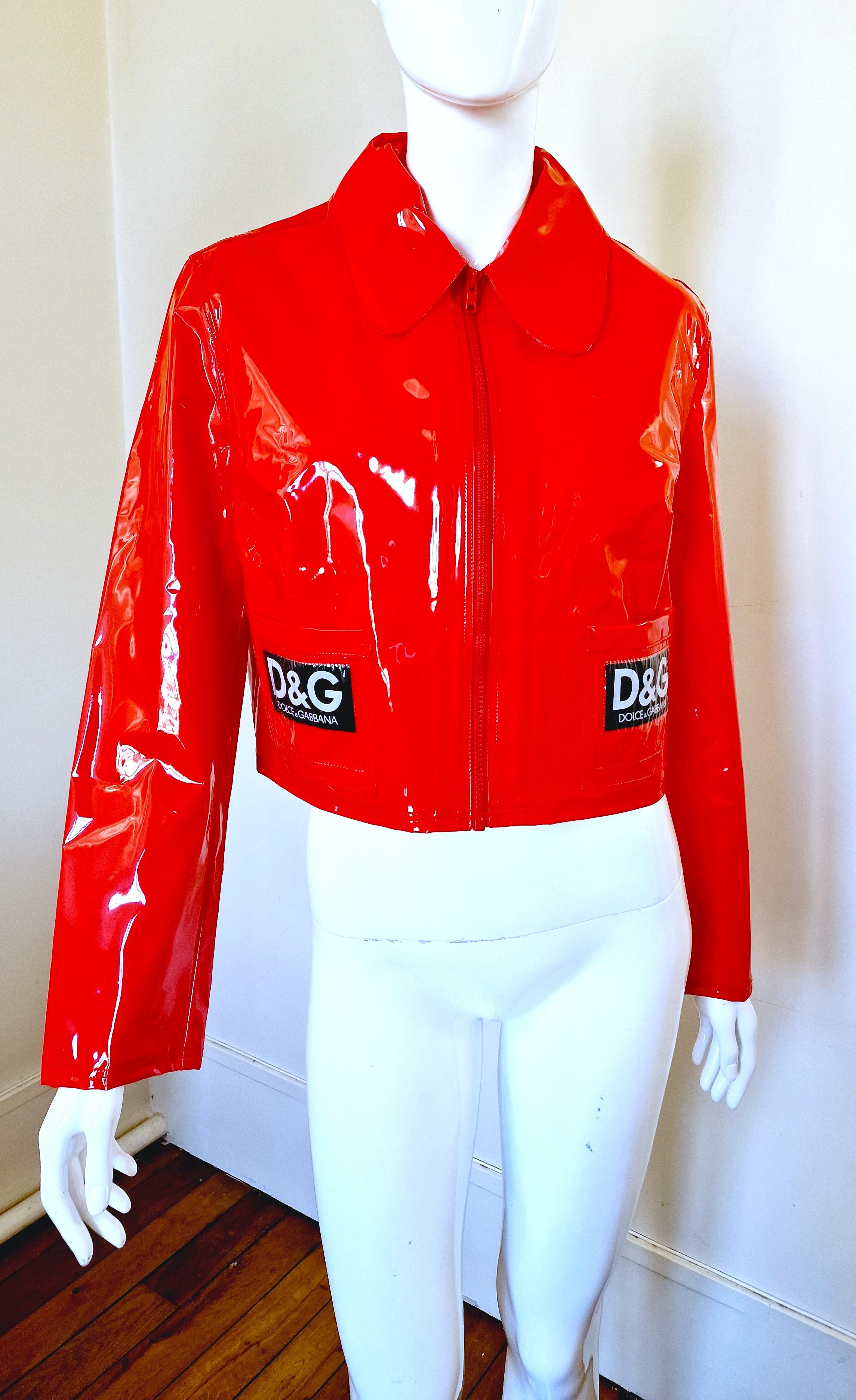 D&G Dolce and Gabbana Crop Red Vintage 90s Wet Latex Look Logo Manteau de pluie en vente 1