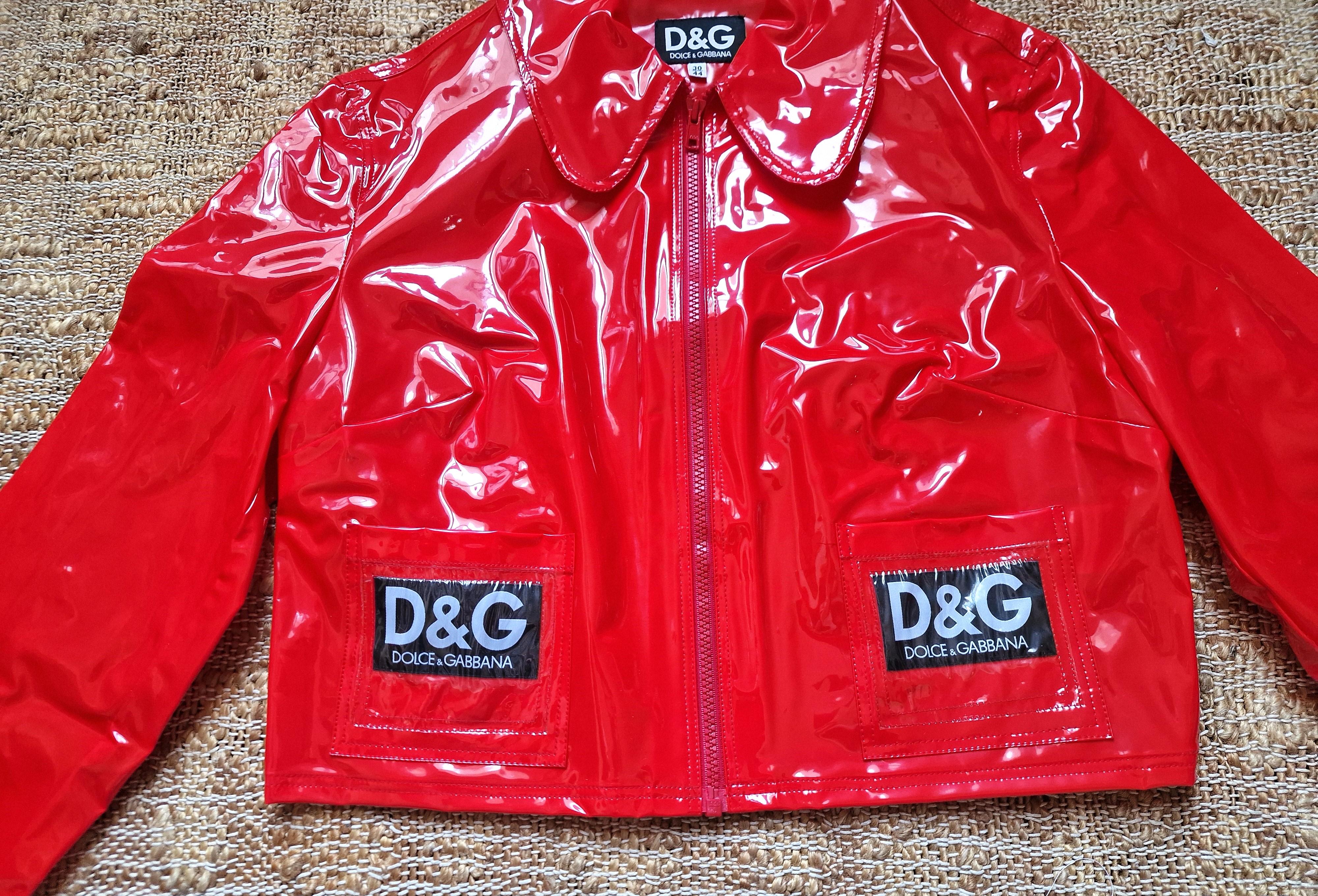 D&G Dolce and Gabbana Crop Red Vintage 90s Wet Latex Look Logo Manteau de pluie en vente 2
