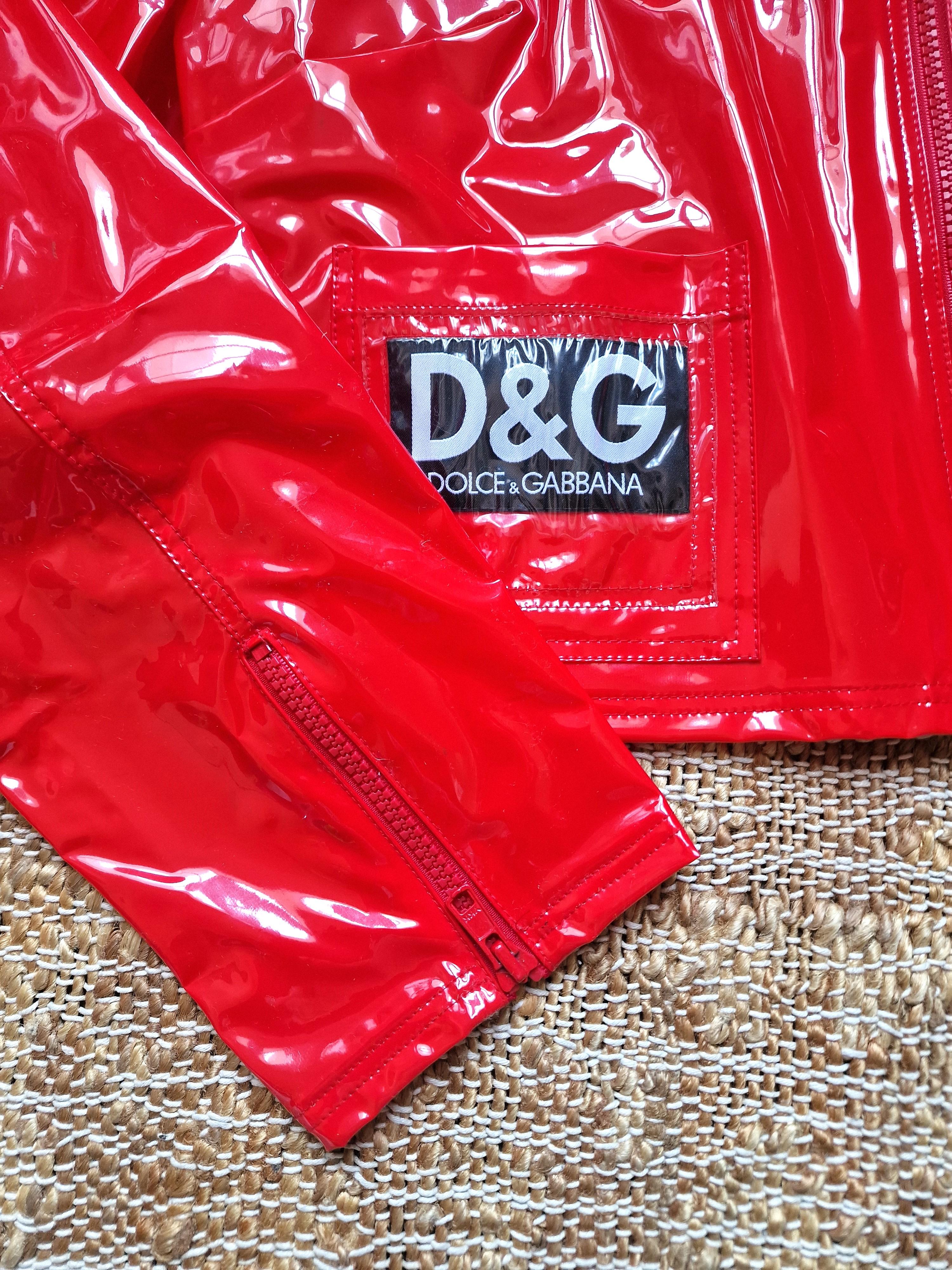 D&G Dolce and Gabbana Crop Red Vintage 90s Wet Latex Look Logo Manteau de pluie en vente 3