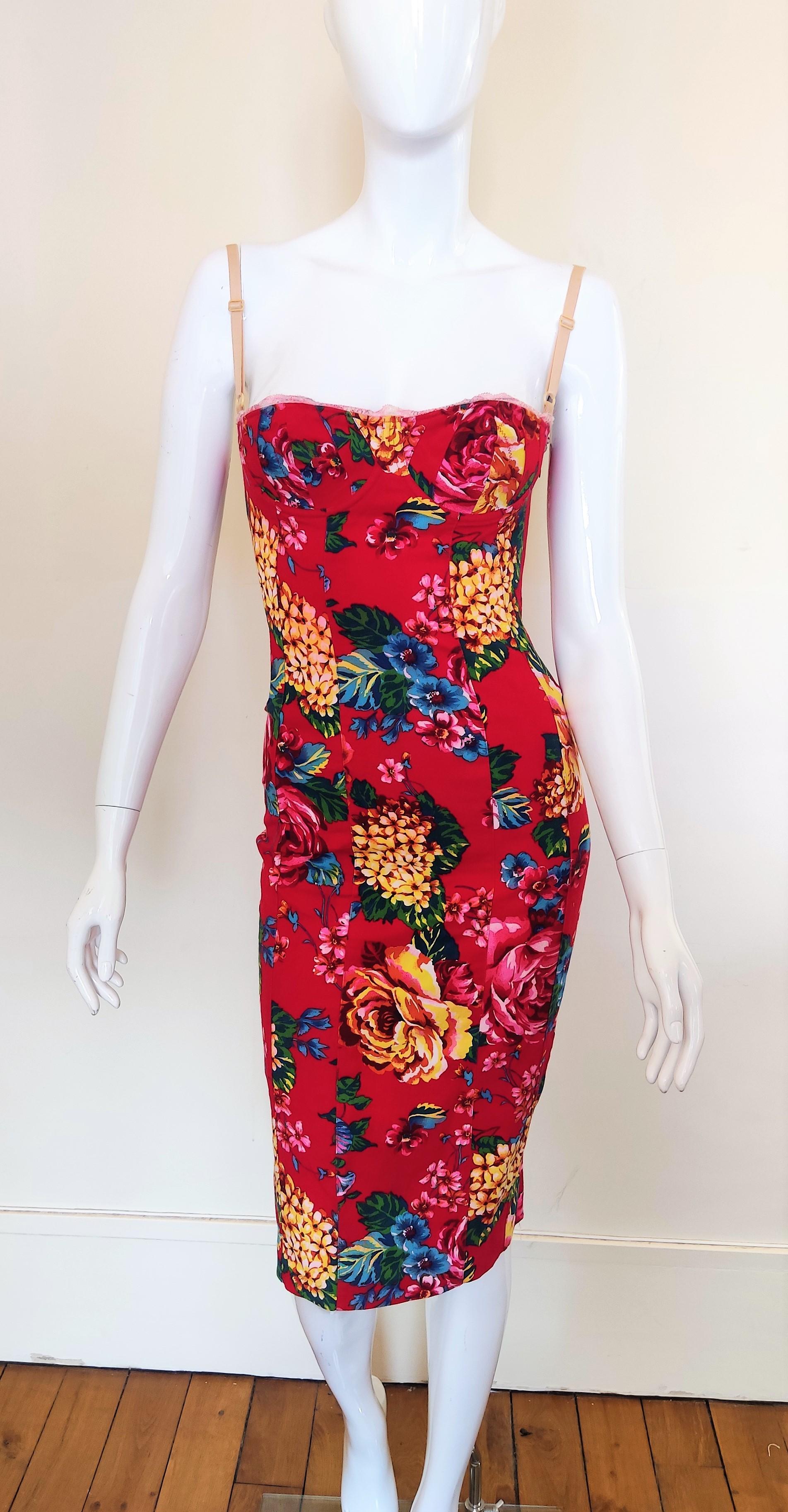 Abito bustier floreale di Dolce & Gabbana!
Con lisca di pesce in metallo. 
Le clip vanno dal tom al fondo sul retro. 

Condizioni MOLTO BUONE!

DIMENSIONE
Si adatta dalla XS alla S.
Taglia Makred: Italain 26/40.
Lunghezza: 98 cm / 38,6