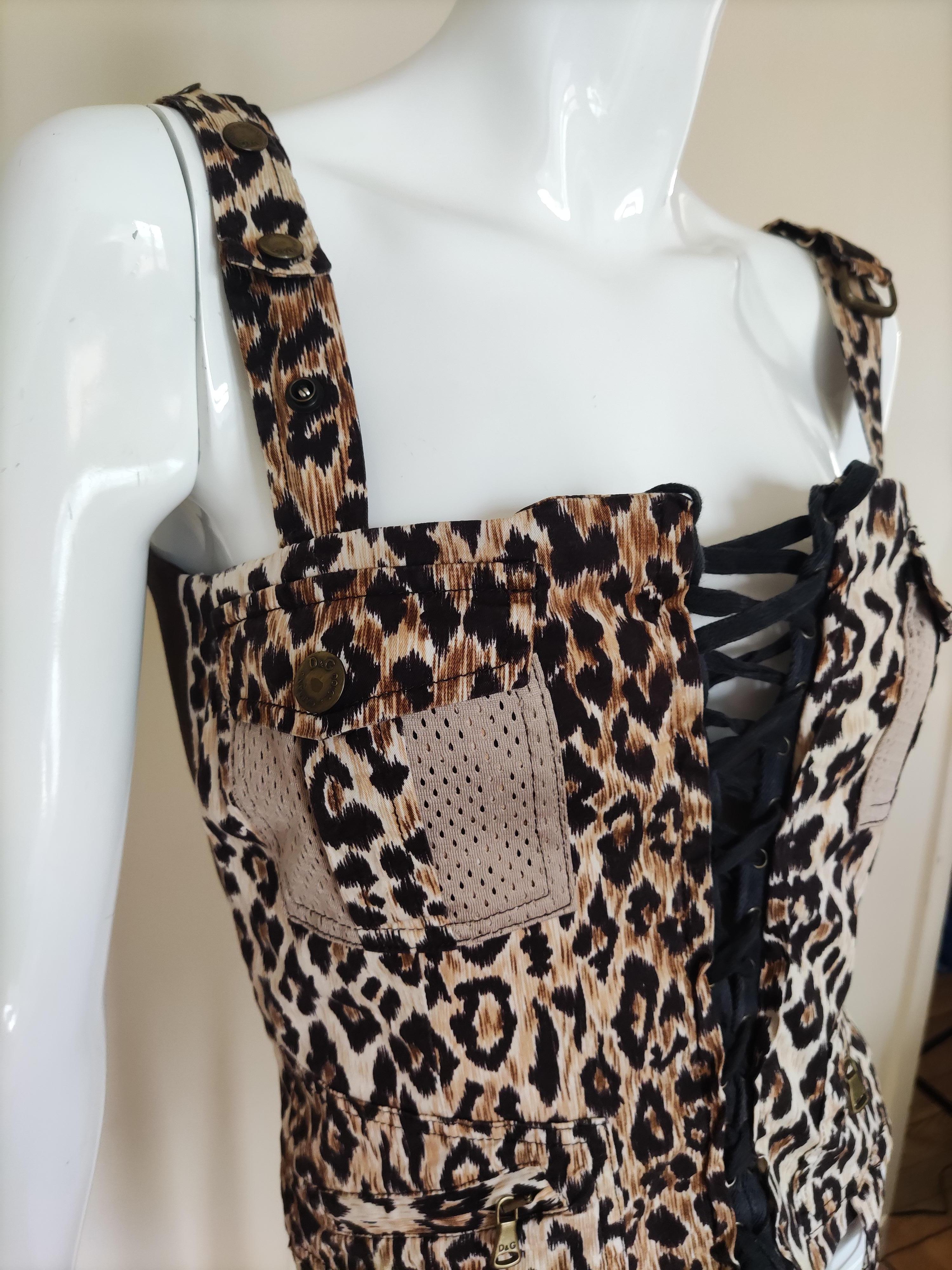 Dolce and Gabbana corset from the 90s!
Cargo style!
4 pockets on the front, 1 pocket on the back!

VERY GOOD condition!

Size: large/XL Marked size: 26/40.
Please, note, the corset was adjusted by clips on the mannquein to make it fit for its size.