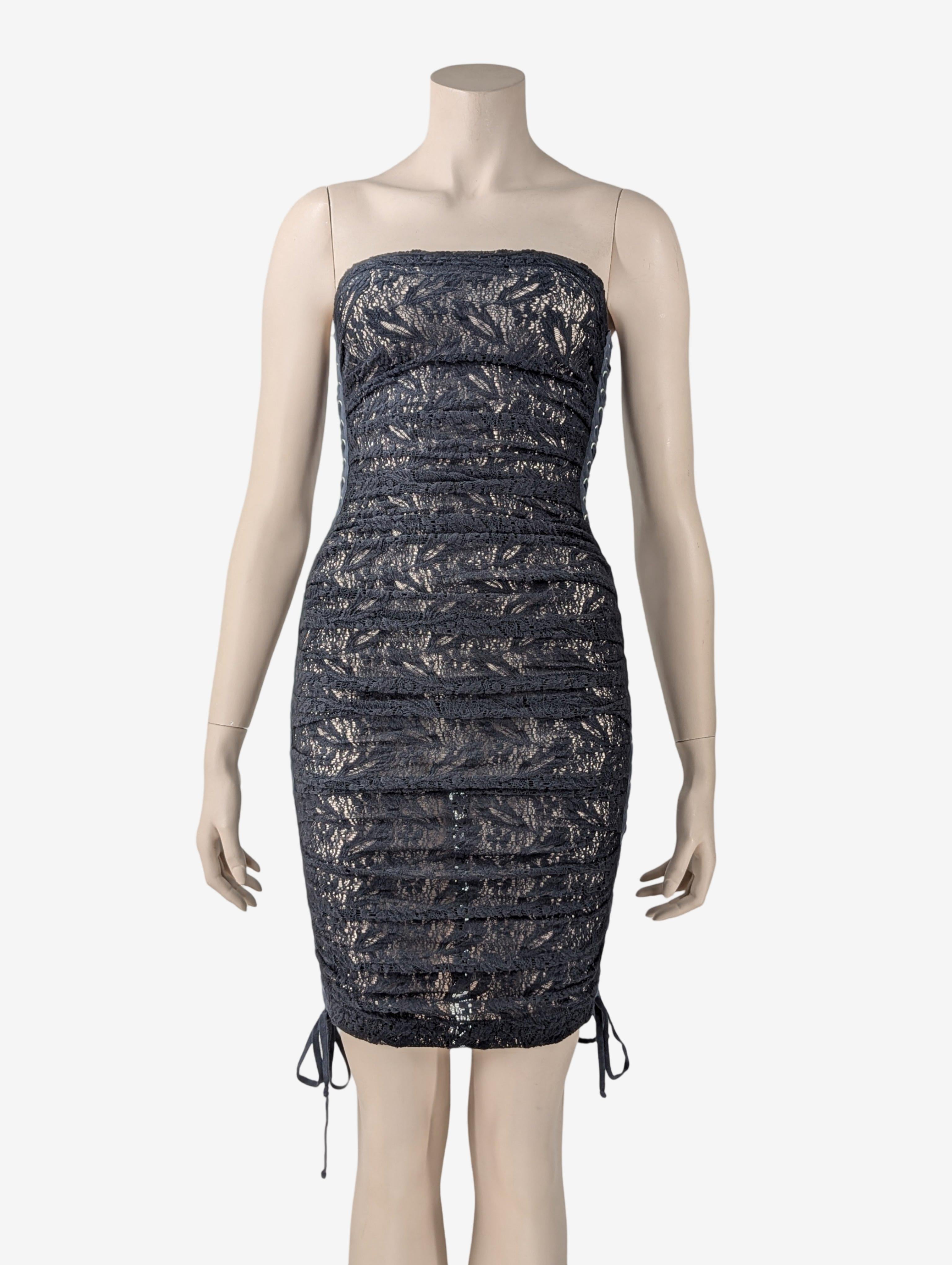 D&G Dolce and Gabbana S/S 2007 Laces Bustier Sheer Dress

Dress made with laces, laced up each sides.

The dress is transparent with no nude insert underlay.

. Vintage 90s Vibe
. Lace up each sides
. Pleated laces
. bustier Mini dress


Fits