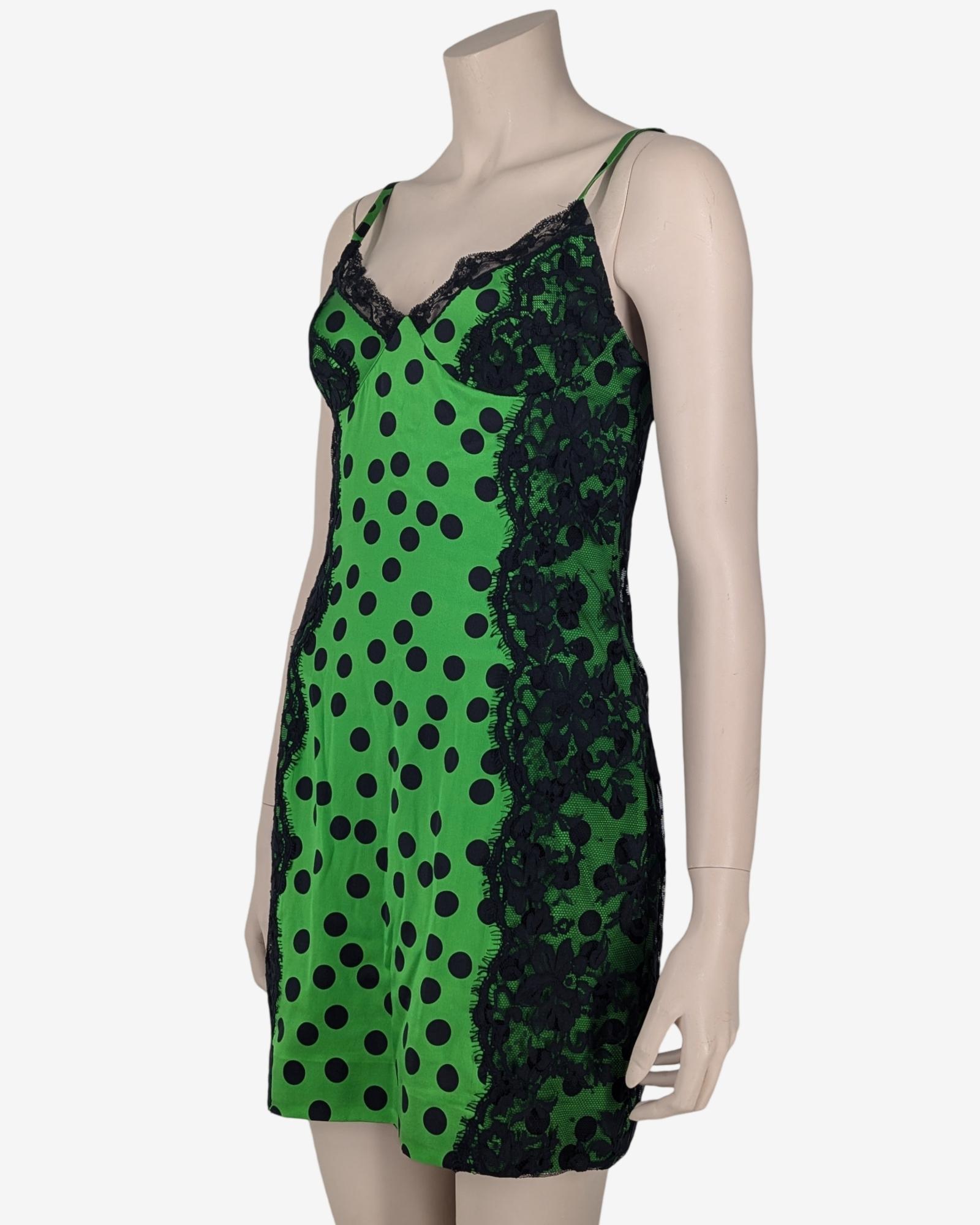 D&G Dolce and Gabbana silk geen dress embellished by black laces on each sides.
Zip on the back.

Size fits S

Flat measurements :

Breast 38cm
Length 58cm

Colors : black and green
Condition: 10/10